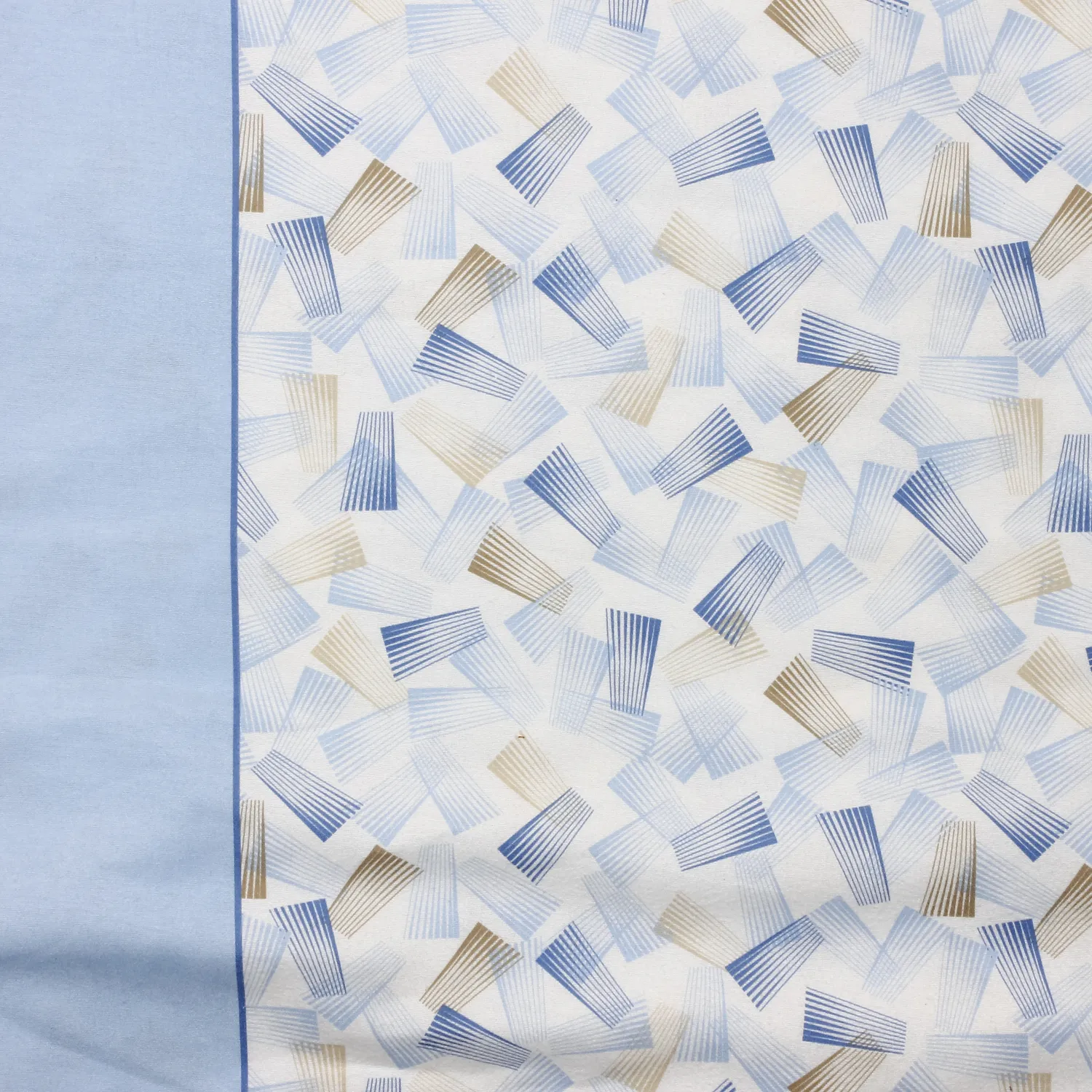 Lakenstof flanel wit met beige en blauw motief