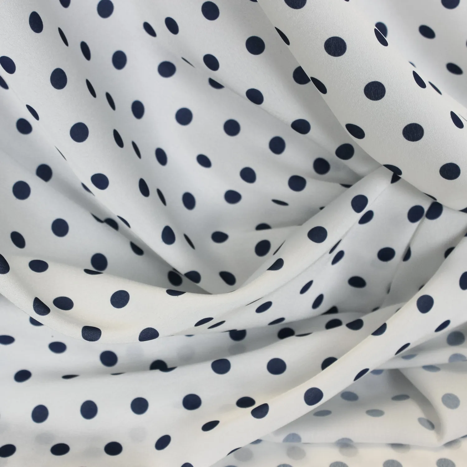 Gesatineerde rekbare polyester wit met blauwe stippen