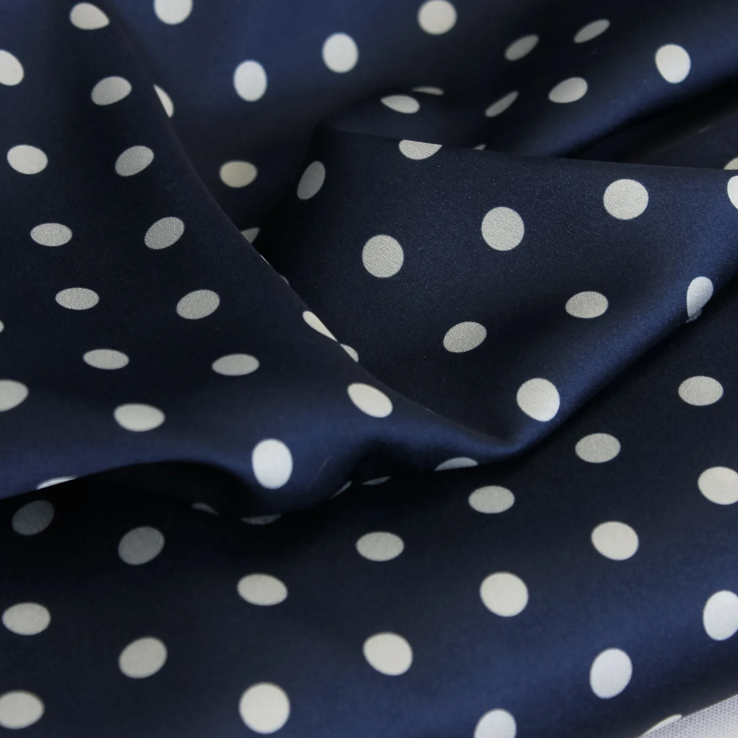 Gesatineerde rekbare polyester blauw met witte stippen
