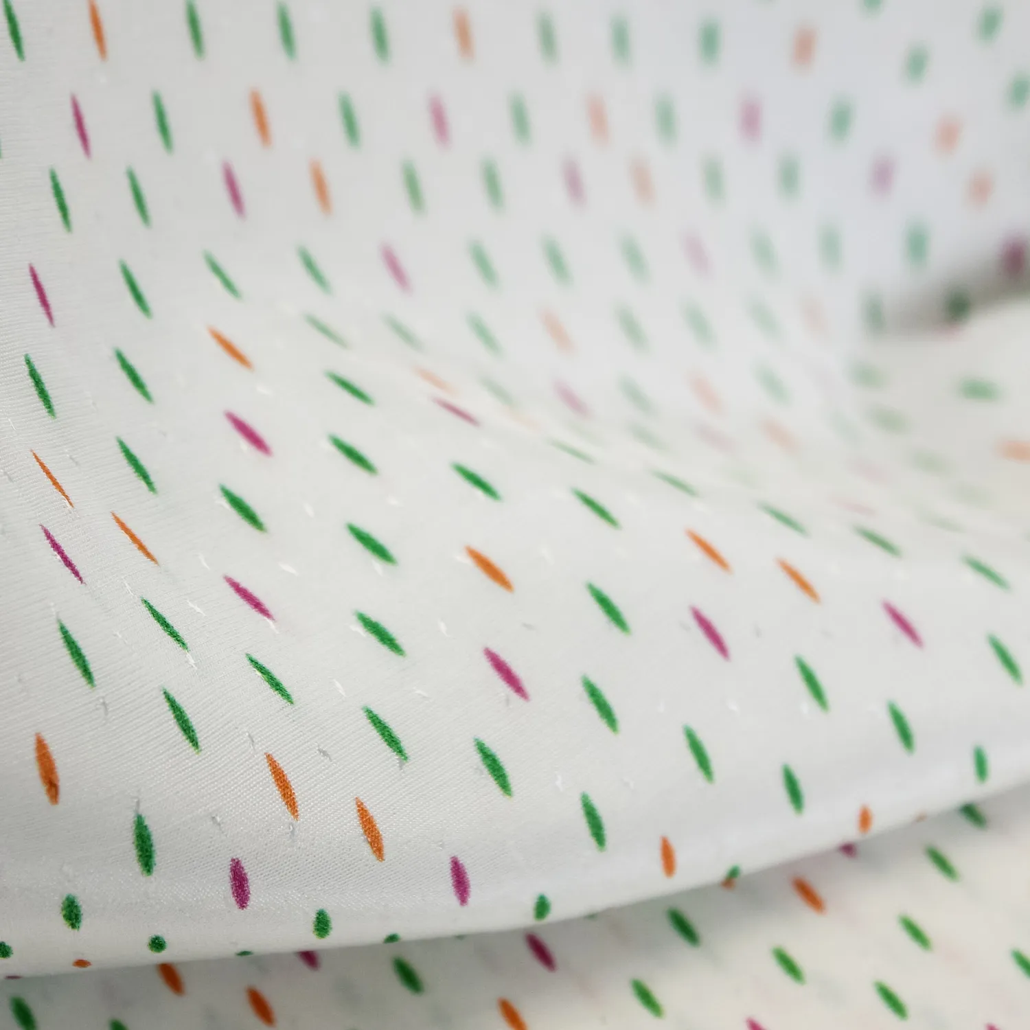 Gesatineerde viscose wit met streepjes - Burda