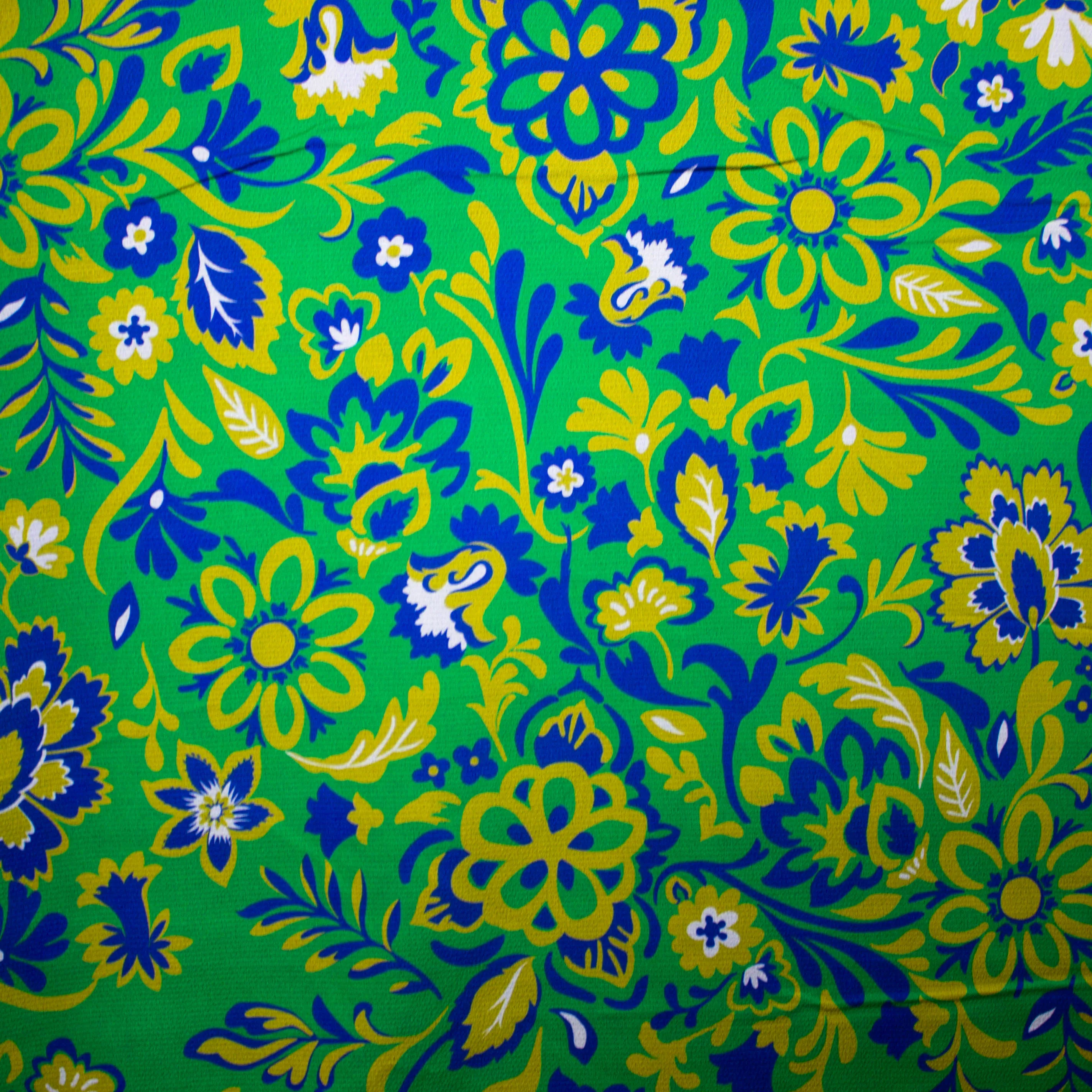 Crêpe groen met bloemen - Knipmode