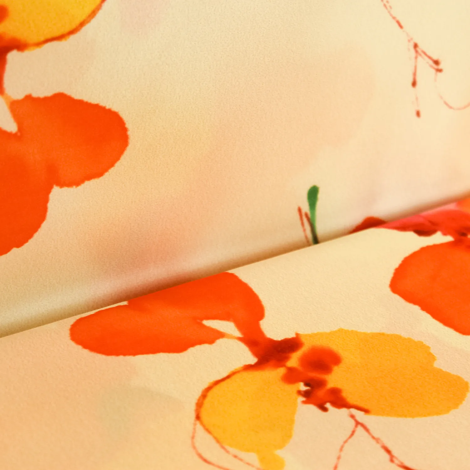 Polyester satijn beige met oranje/fuchsia bloemen - Lorré