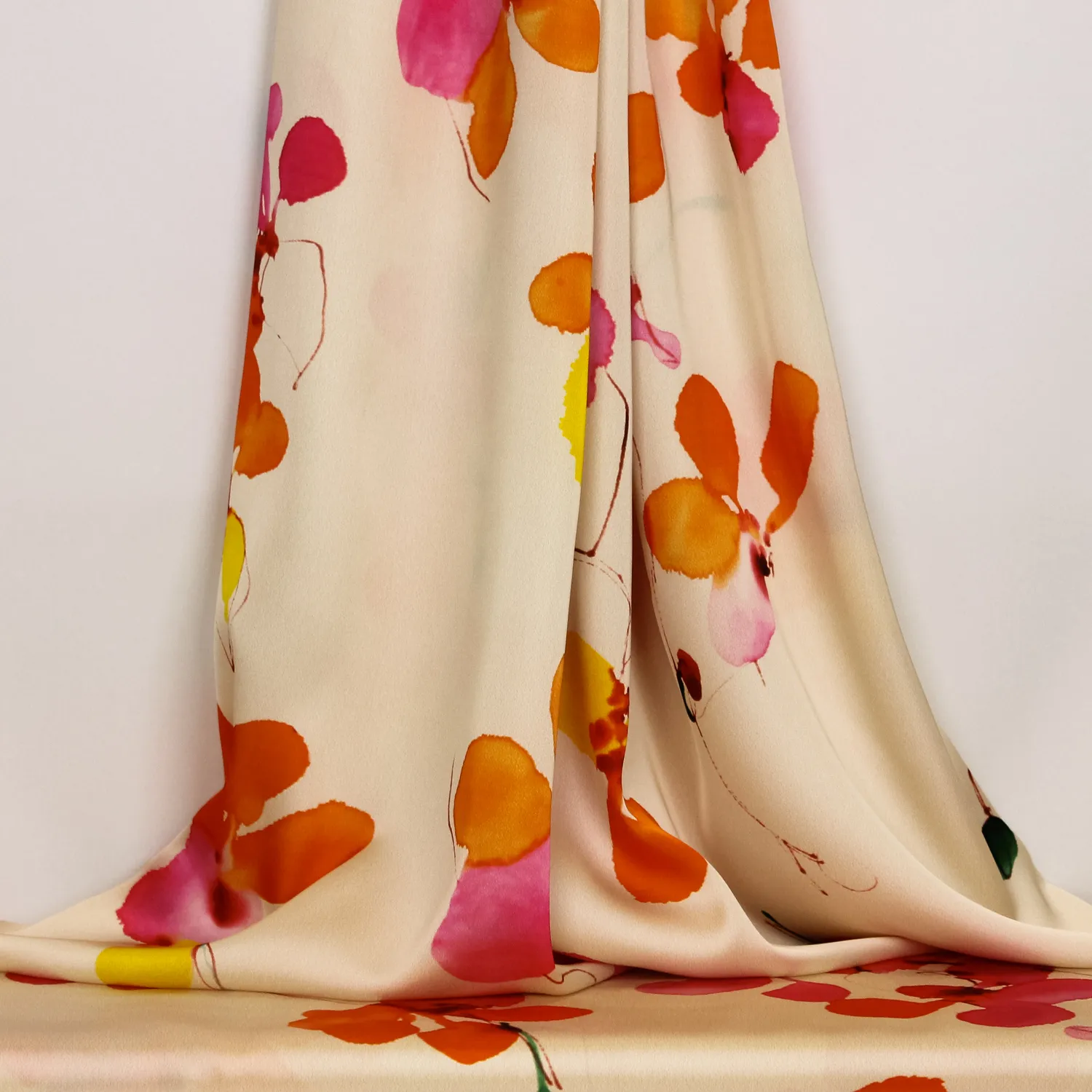 Polyester satijn beige met oranje/fuchsia bloemen - Lorré