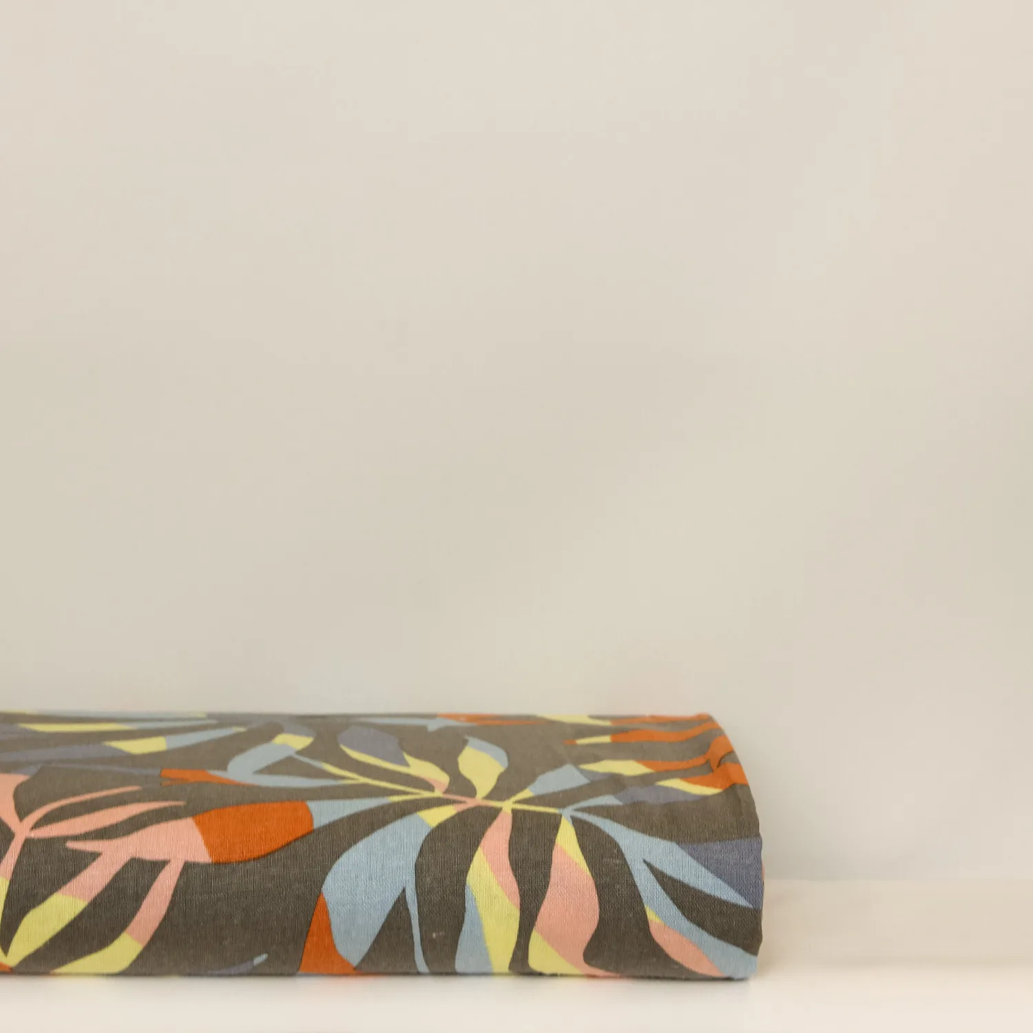 Viscose linnen grijs met lichtgekleurde bladeren