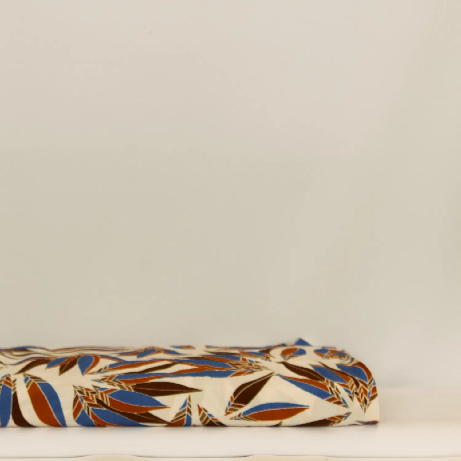 Viscose wit met indianen veren - Knipmode