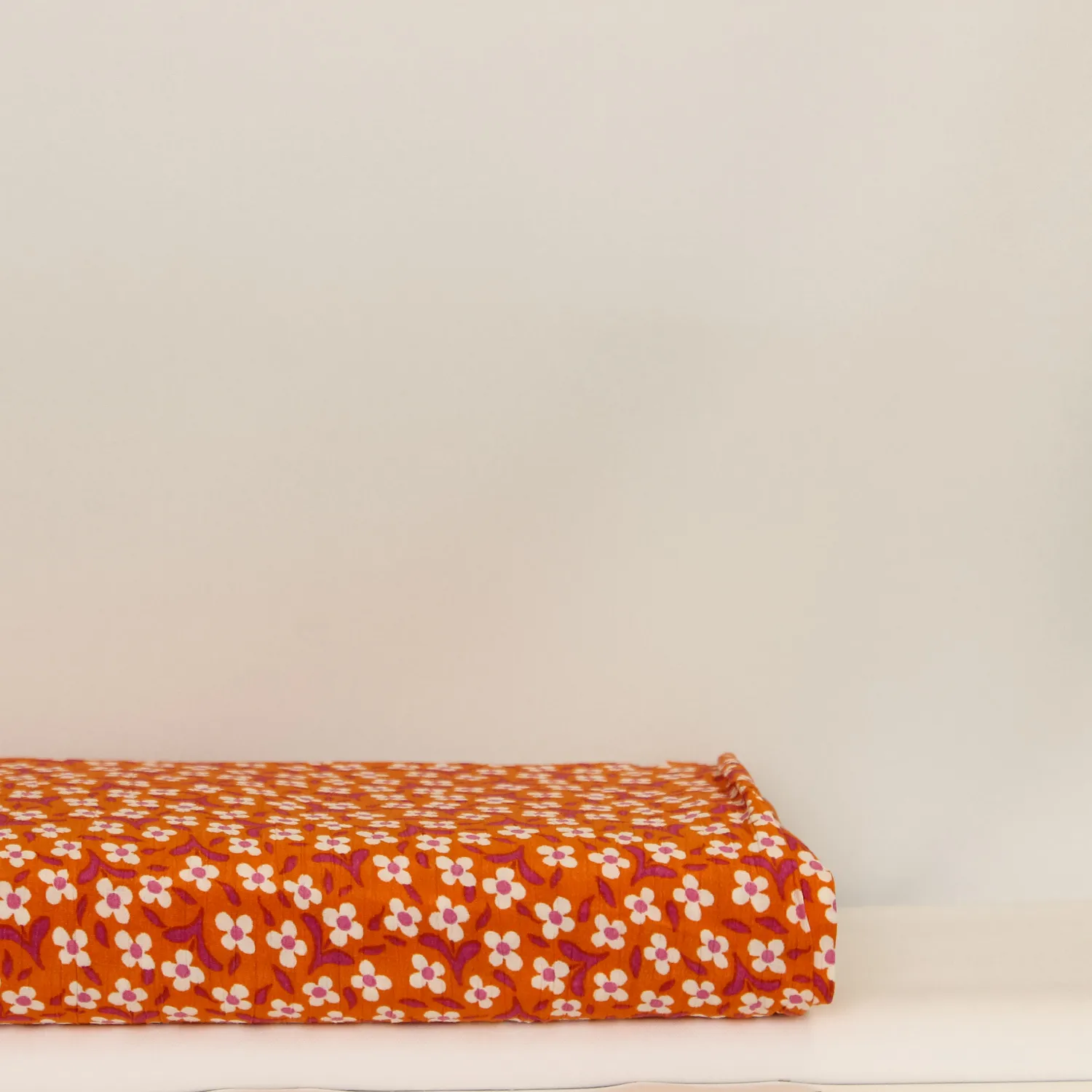 Viscose crêpe oranje met kleine witte bloemetjes - Knipmode