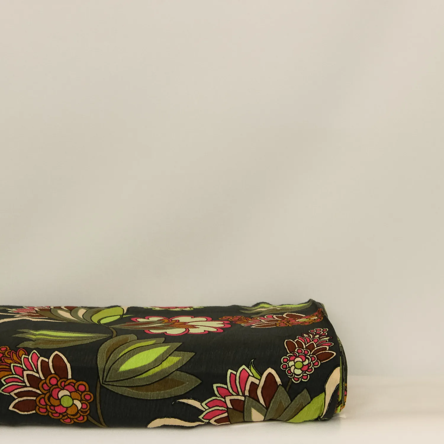 Viscose crêpe donkergroen met bloemen - Knipmode