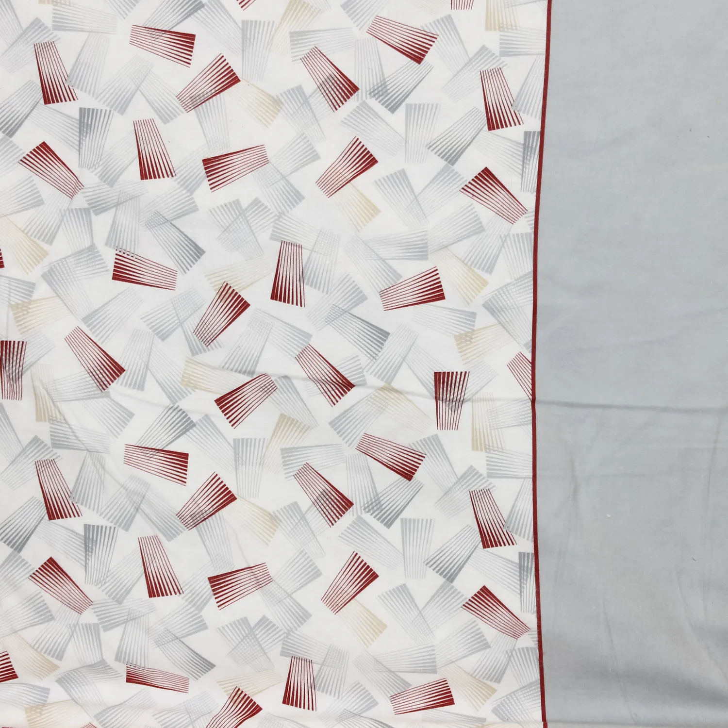 Lakenstof flanel wit met grijs en bordeaux motief