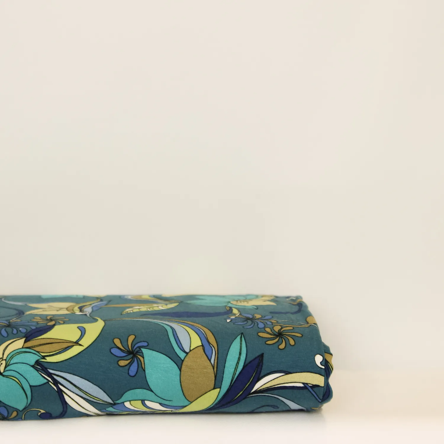 Viscose tricot petrol met sierlijke bloemen