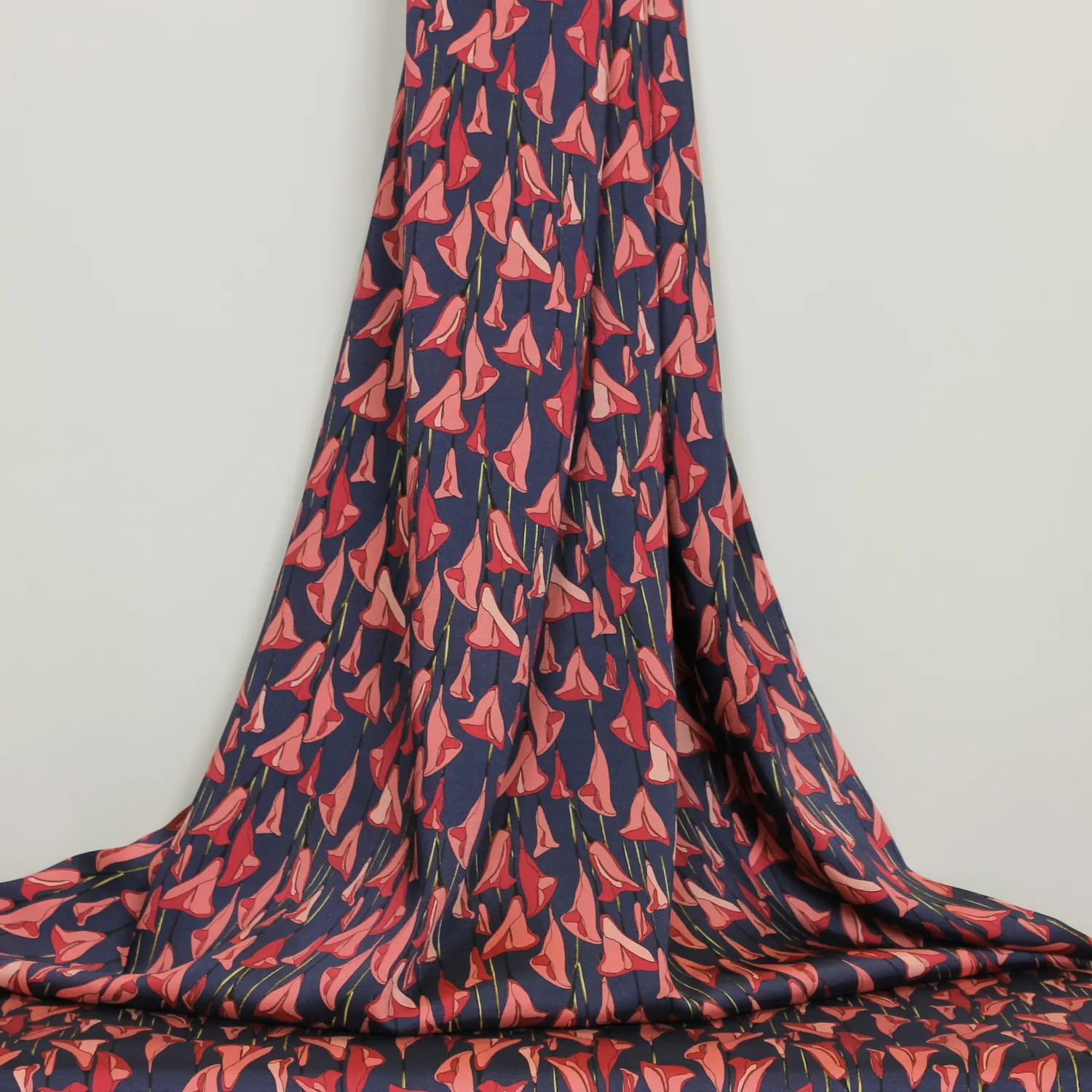Satijn polyester donkerblauw met roze tulpen