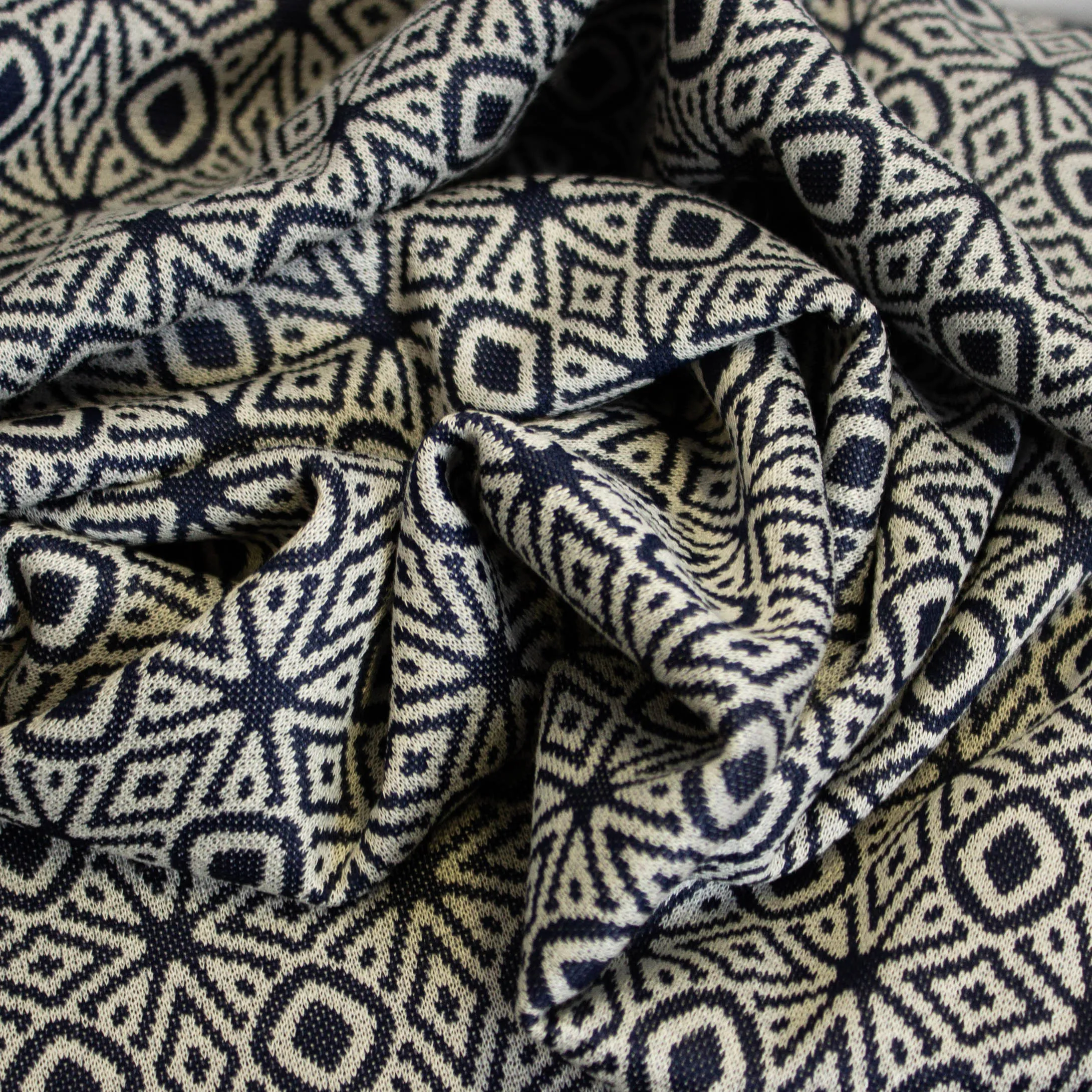 Viscose jacquard stretch donkerblauw met geometrische print - Knipmode