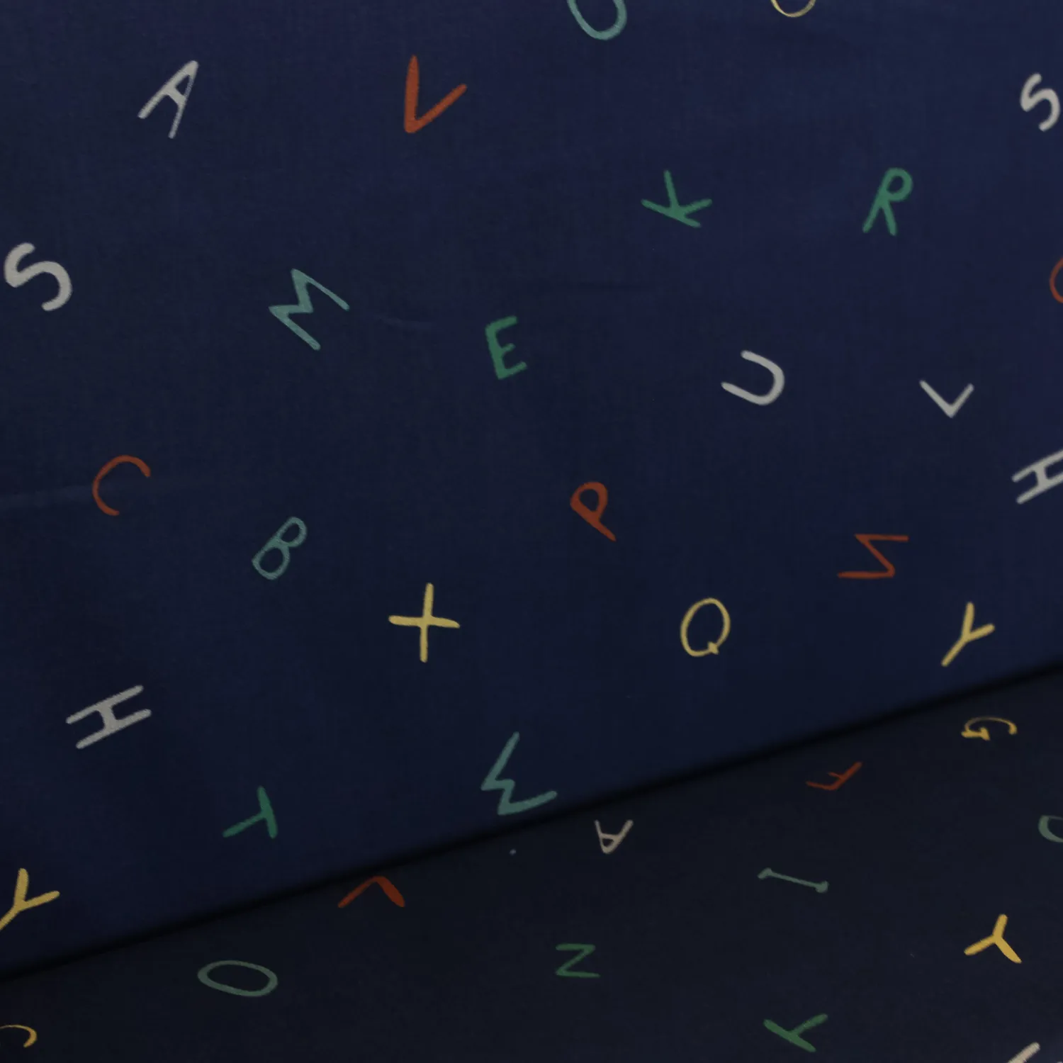 Katoen poplin blauw met letters - Poppy