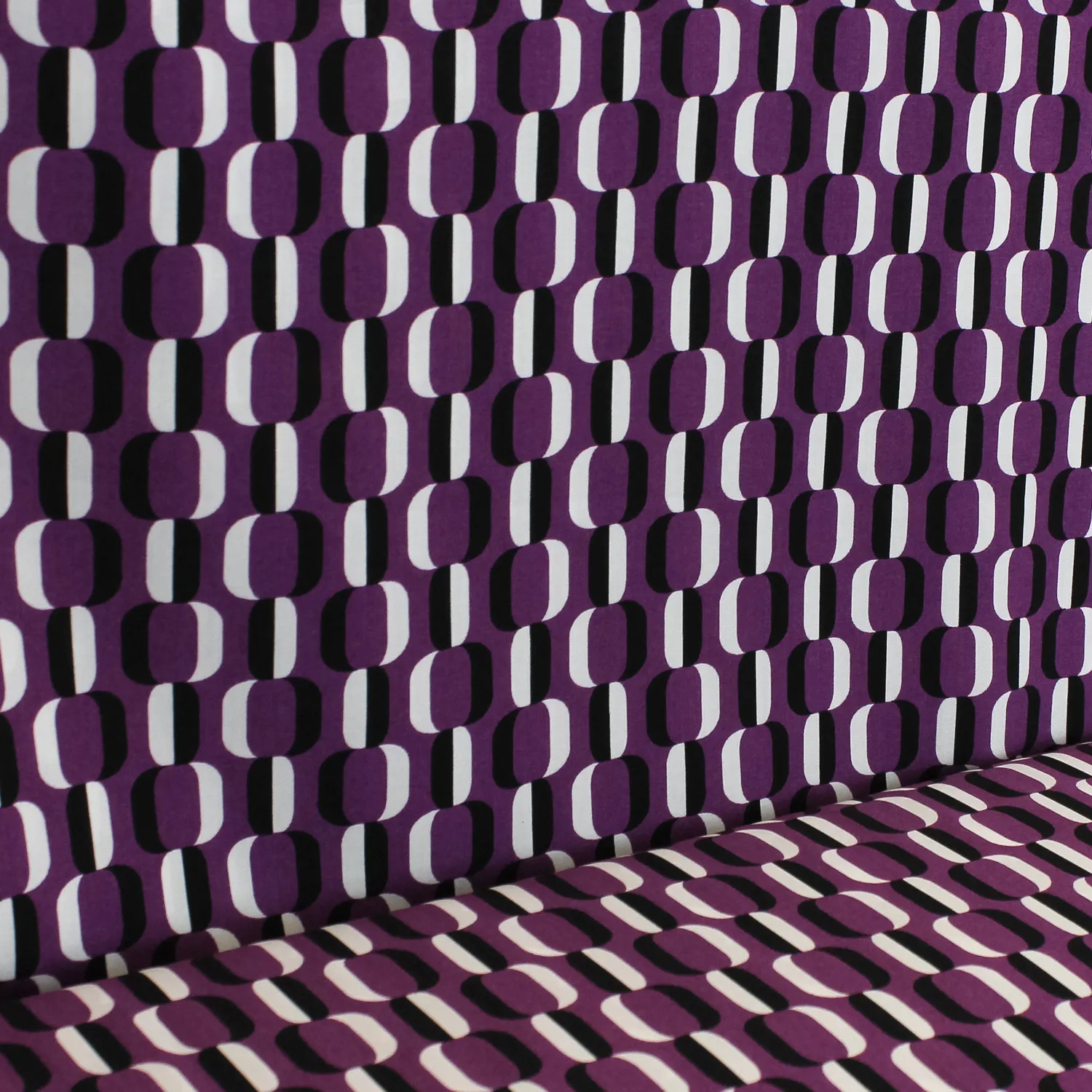 Viscose aubergine met abstract cirkelvormig motief