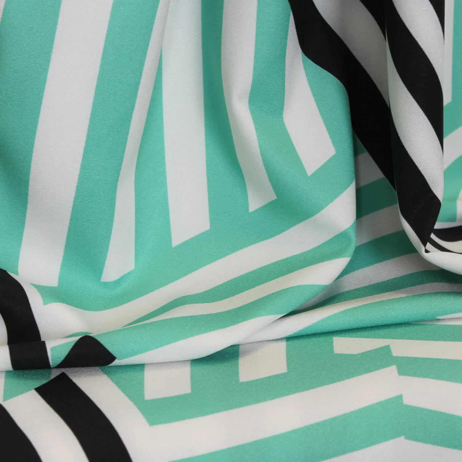 Polyester crêpe stretch wit met turquoise/zwart gestreept patroon - Burda