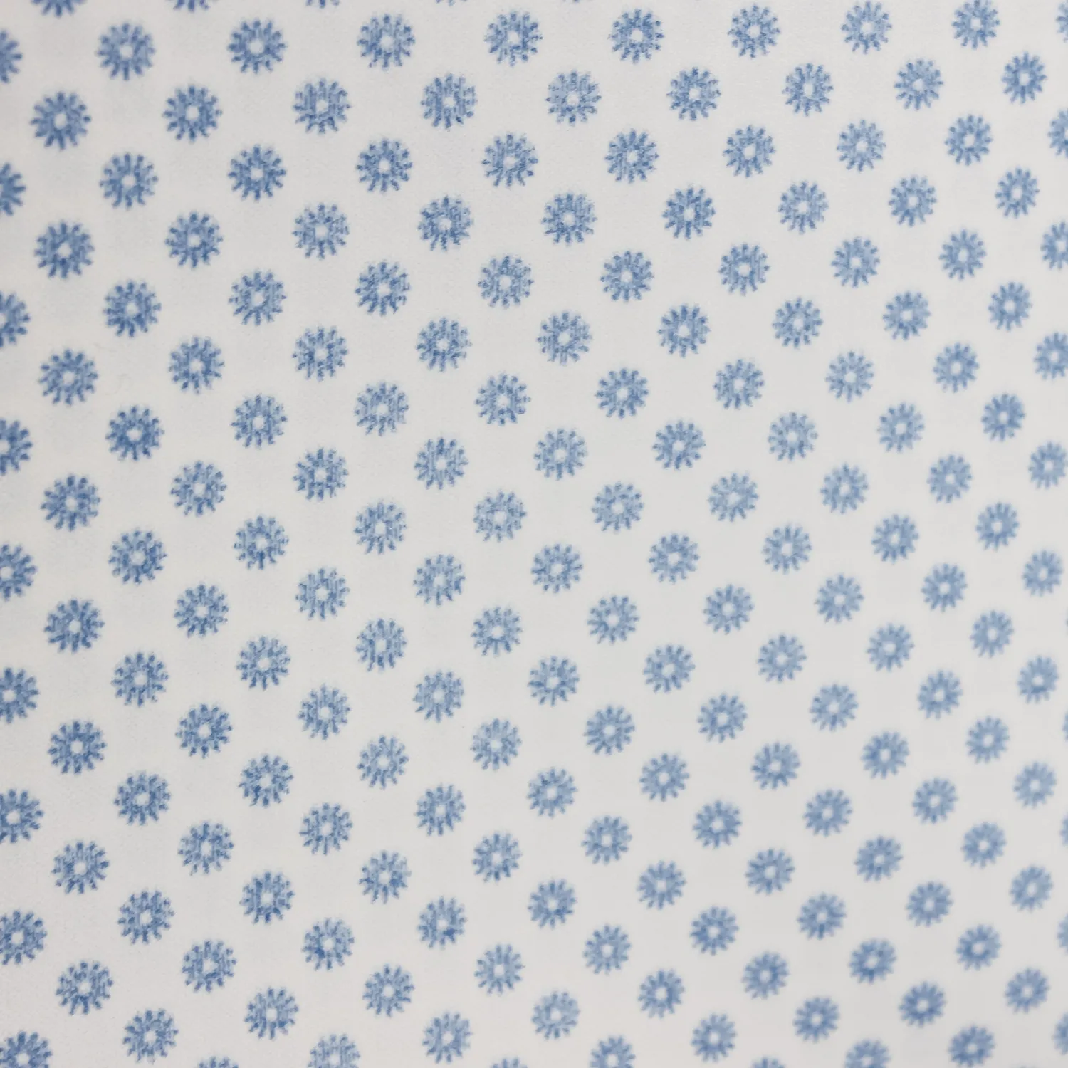 Fijne tricot wit met blauwe bloemetjes