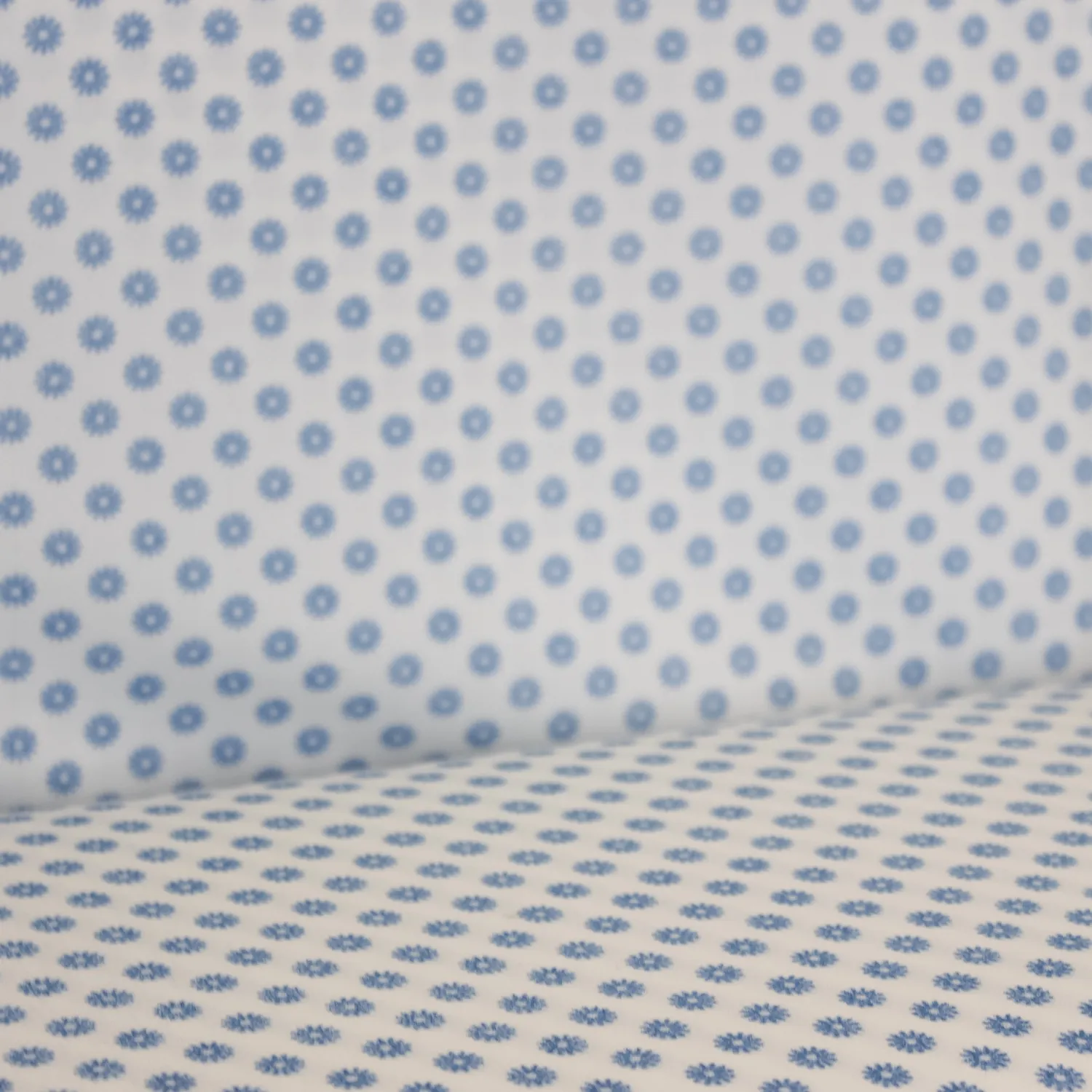 Fijne tricot wit met blauwe bloemetjes