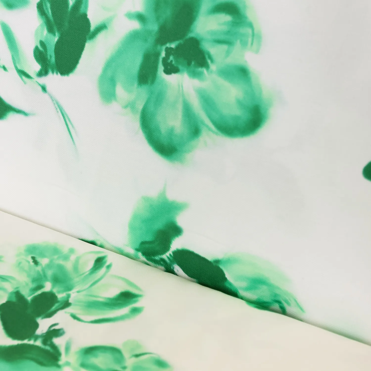Katoen wit met groene bloemen