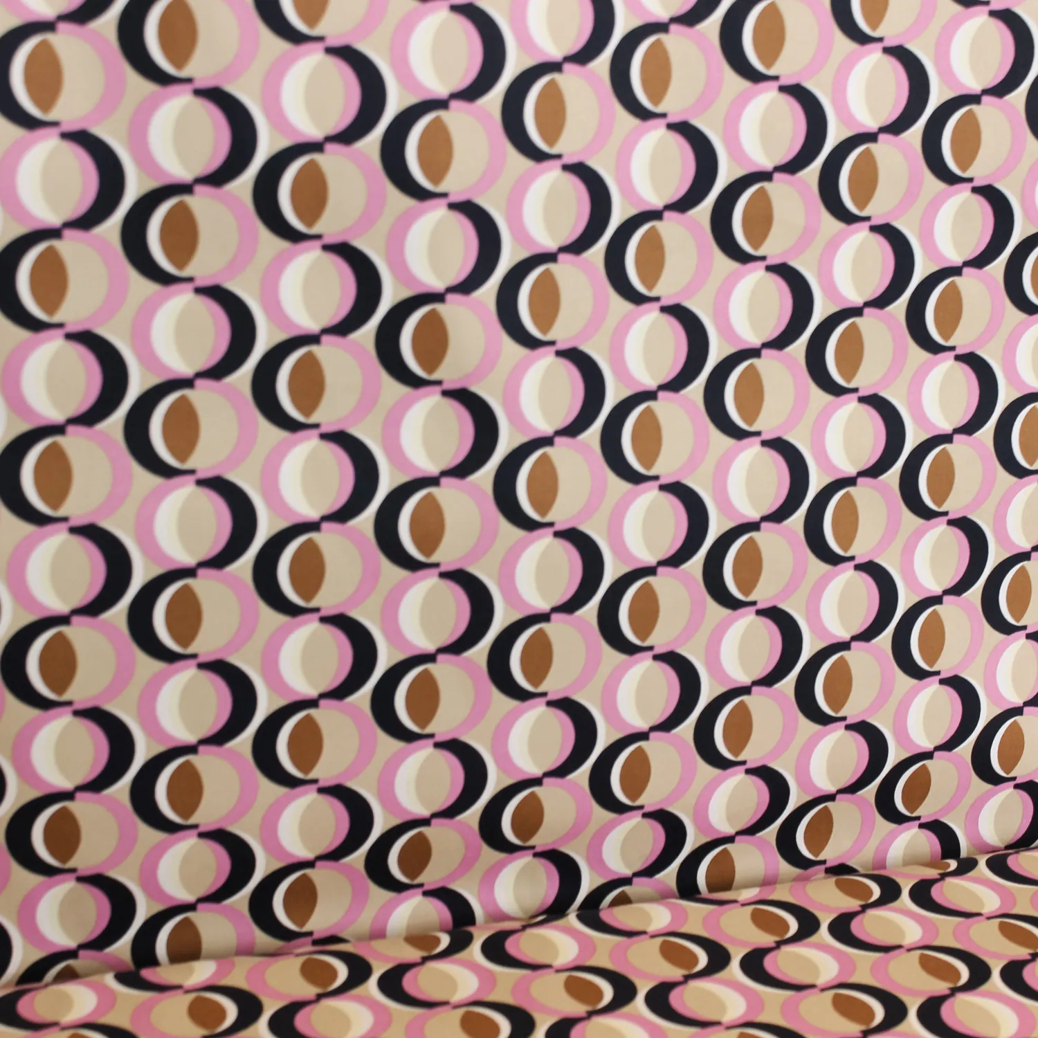 Stretch katoen beige met abstract roze patroon