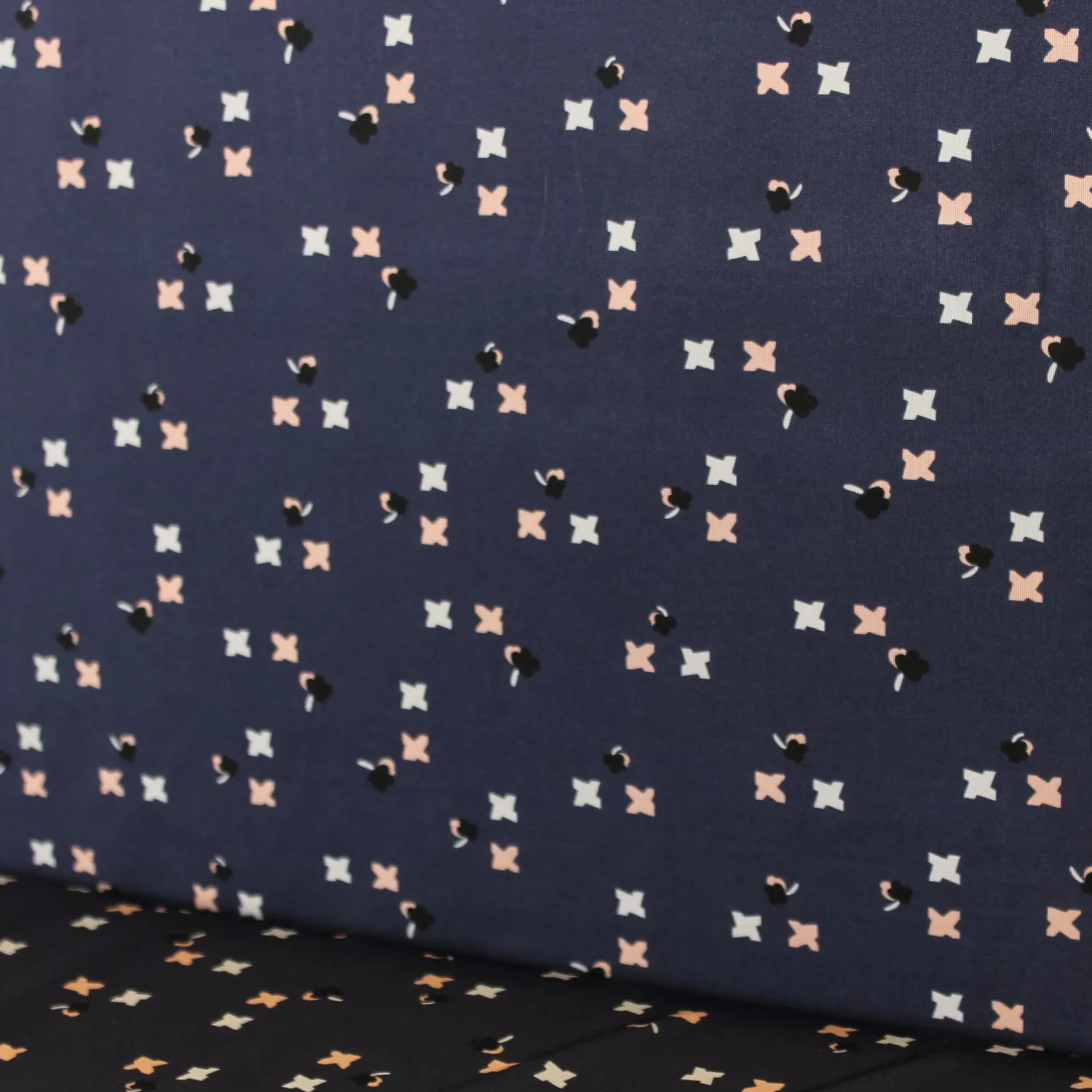 Fijne tricot donkerblauw met abstracte figuren