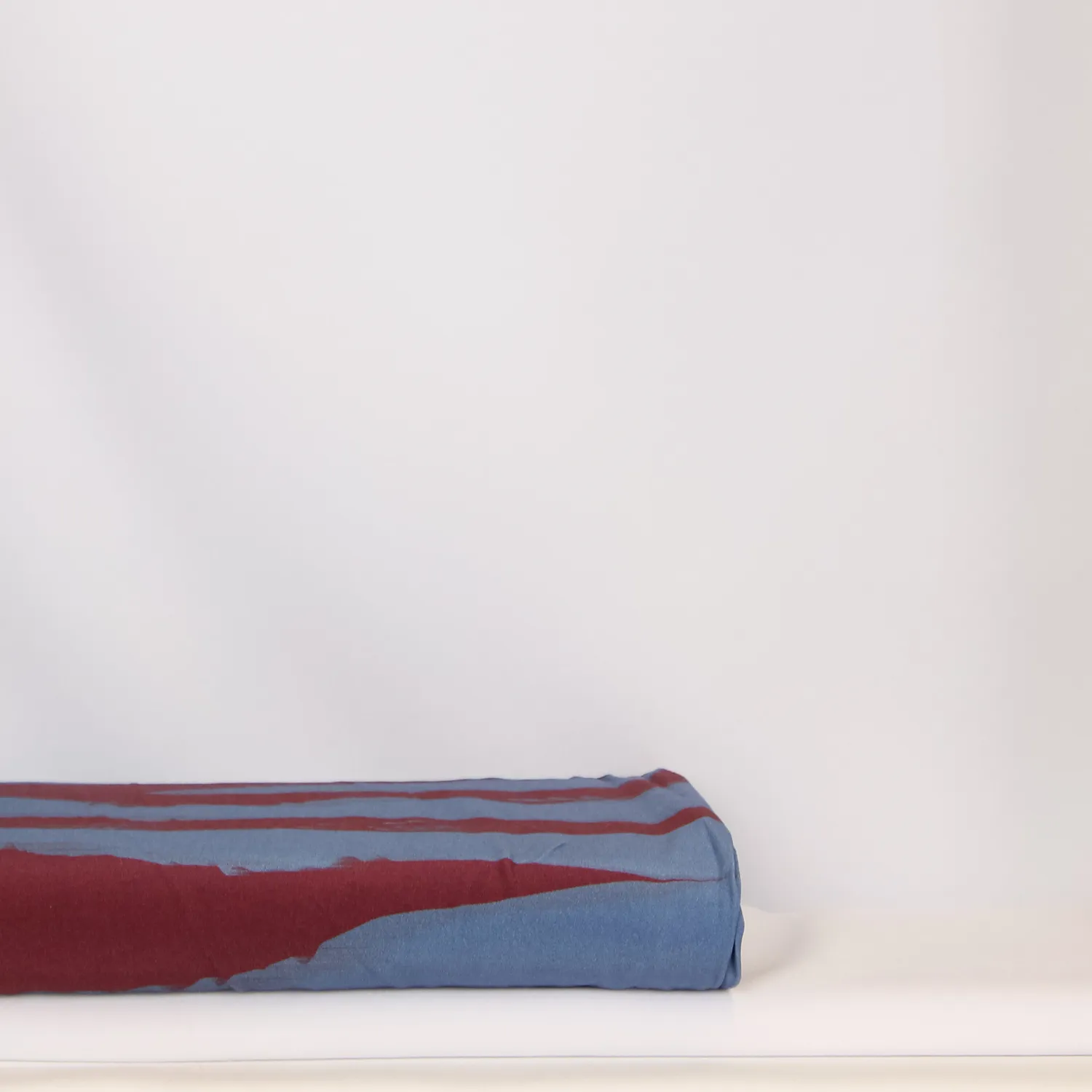 Viscose donkerblauw met bordeaux lijnen