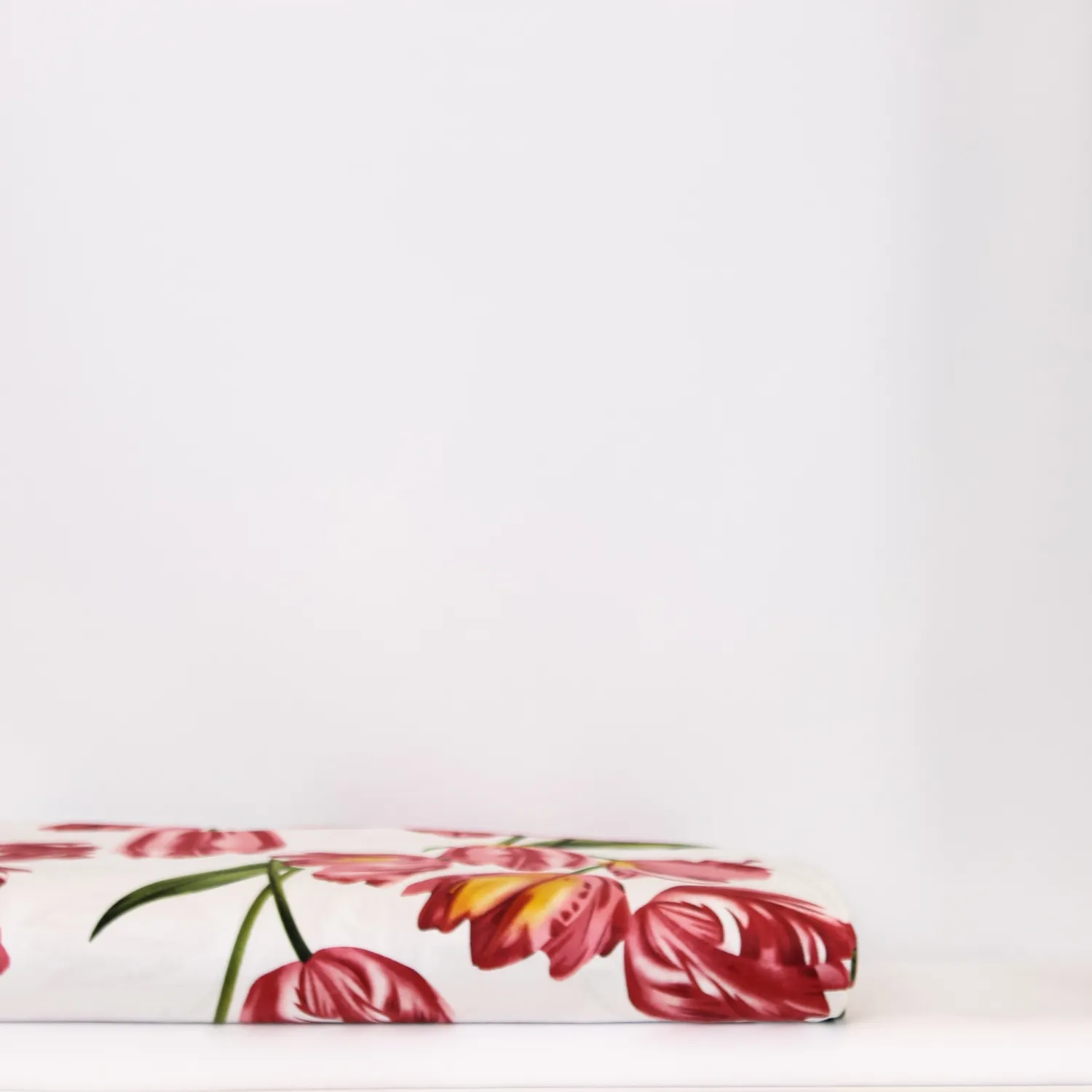 Katoen wit met roze tulpen