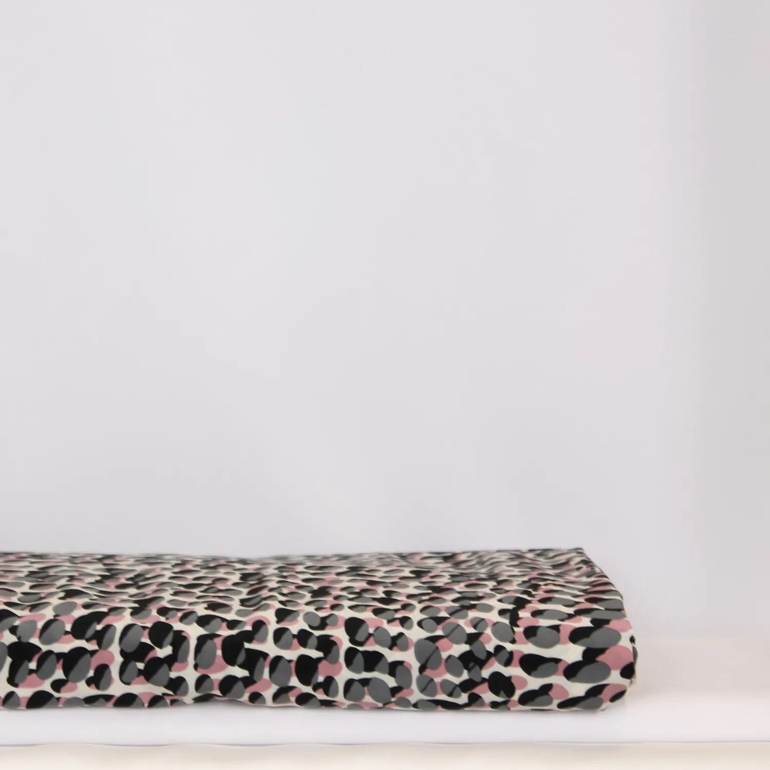 Polyester microfiber wit met grijs roze ovalen