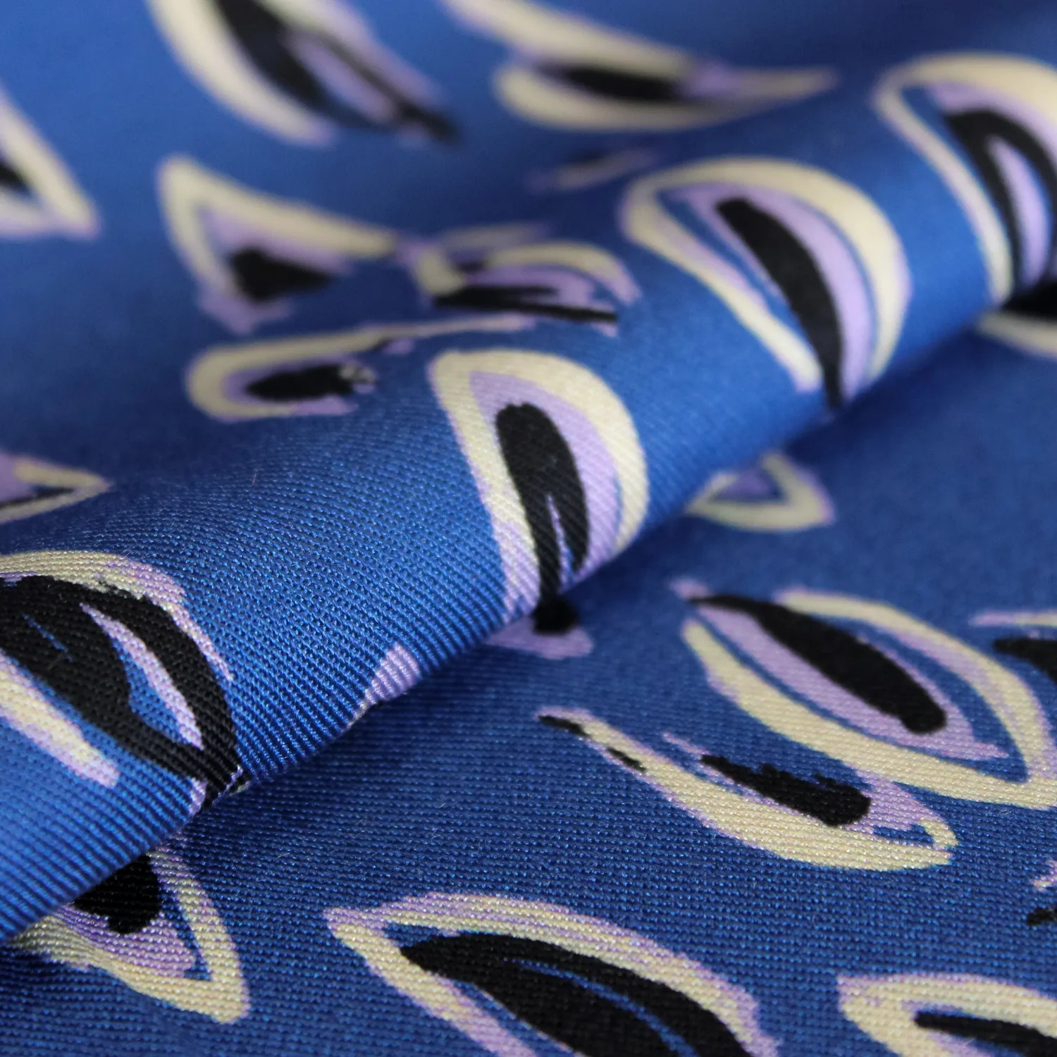 Viscose blauw met abstract motief