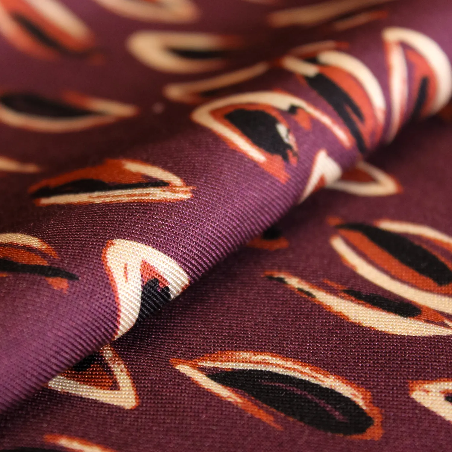 Viscose bordeaux met abstract motief