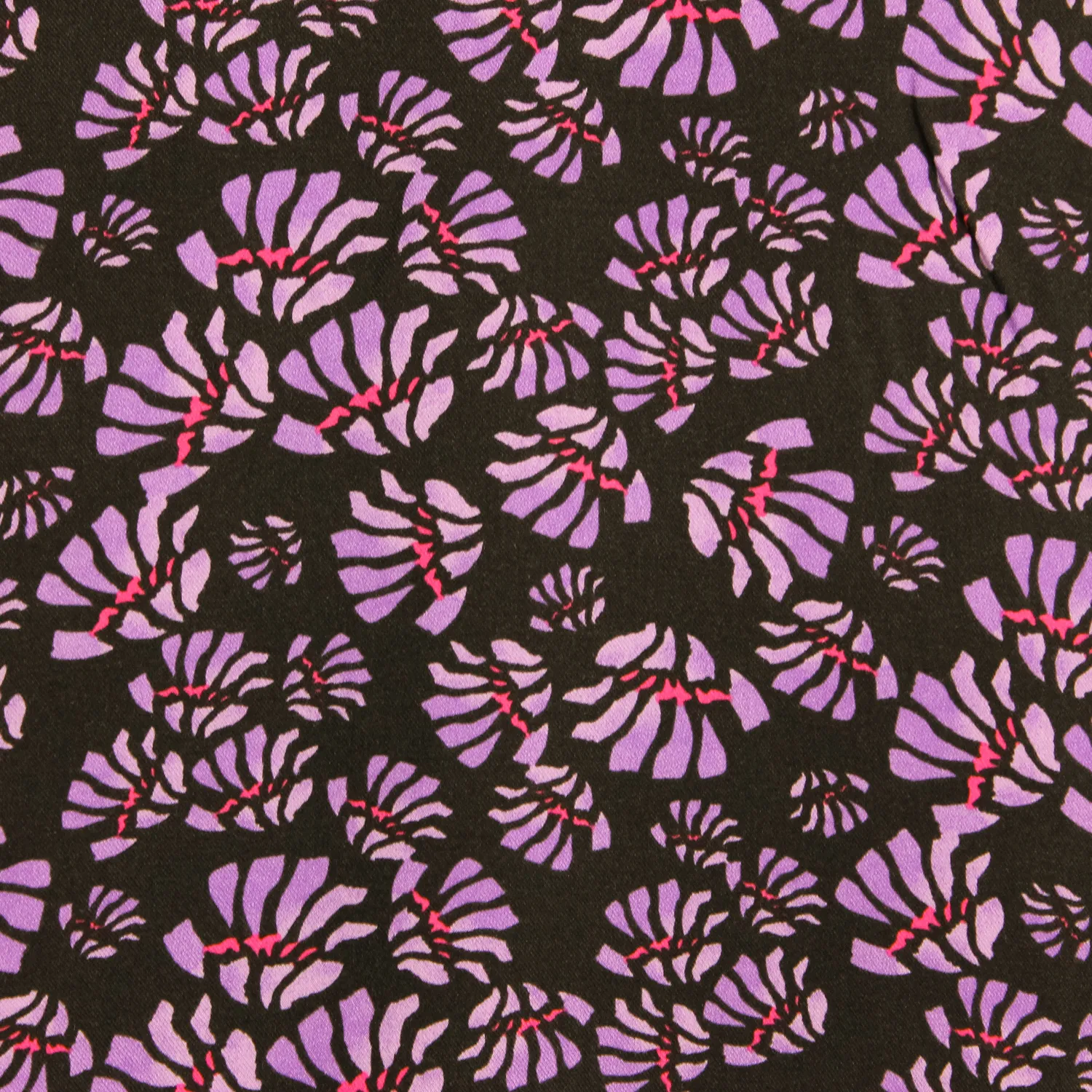Viscose zwart met paarse bloemen