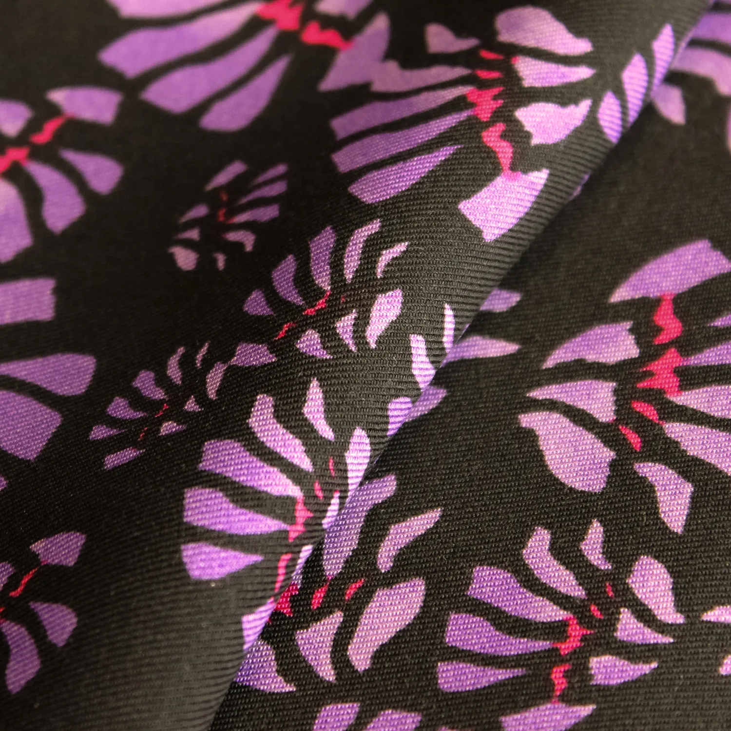 Viscose zwart met paarse bloemen