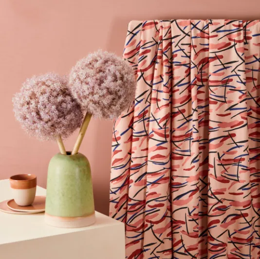 Viscose twill lichtroze abstracte strepen - Atelier Brunette