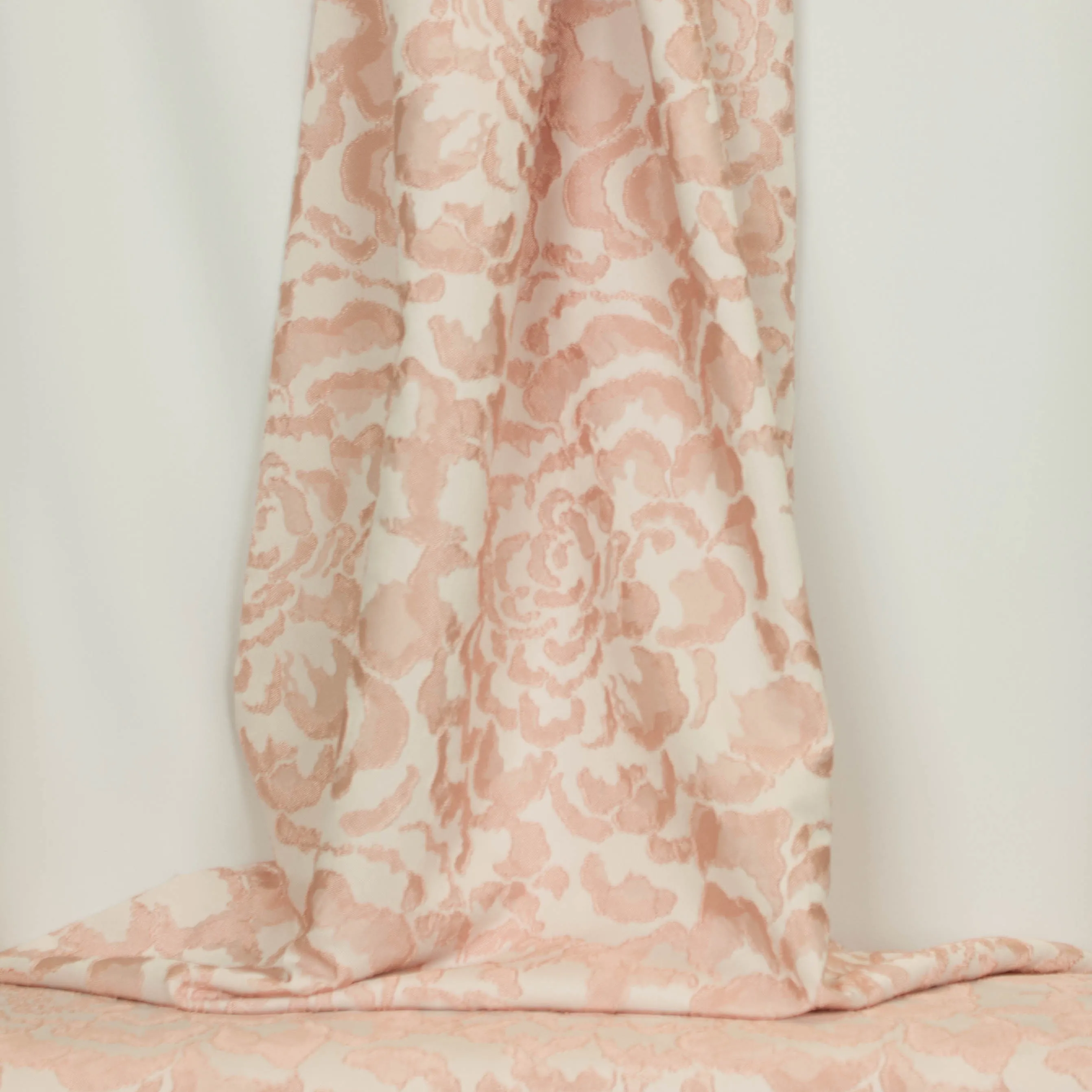 Jacquard zalmroze rozenpatroon met zachte roze glans - Lorré