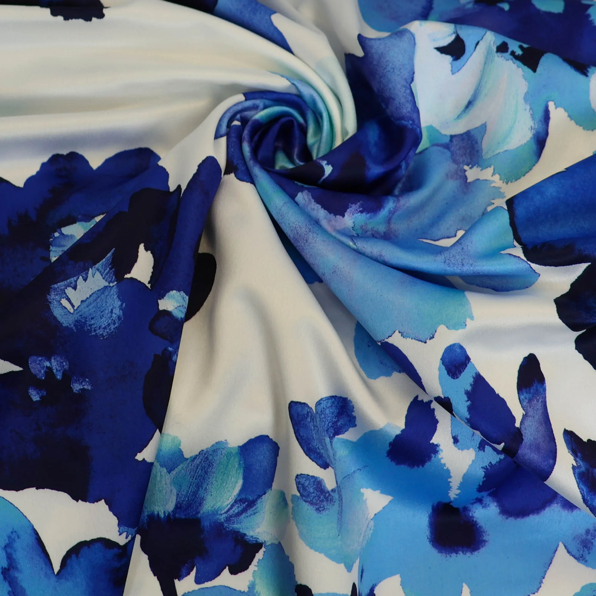 Satijn wit met blauwe bloemen - A La Ville