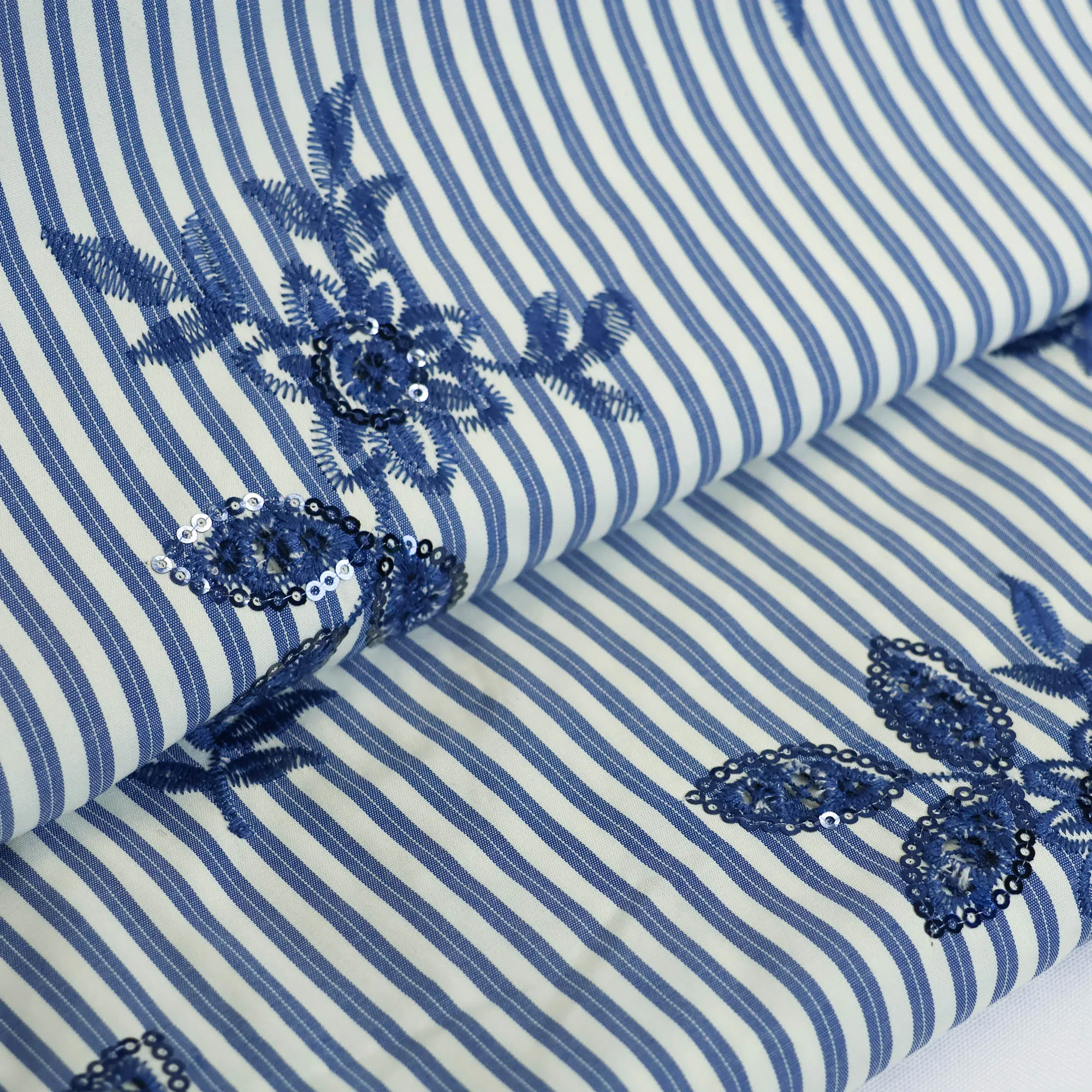 Licht viscose polyester gestreept broderie met pailletten bloemen - A La Ville