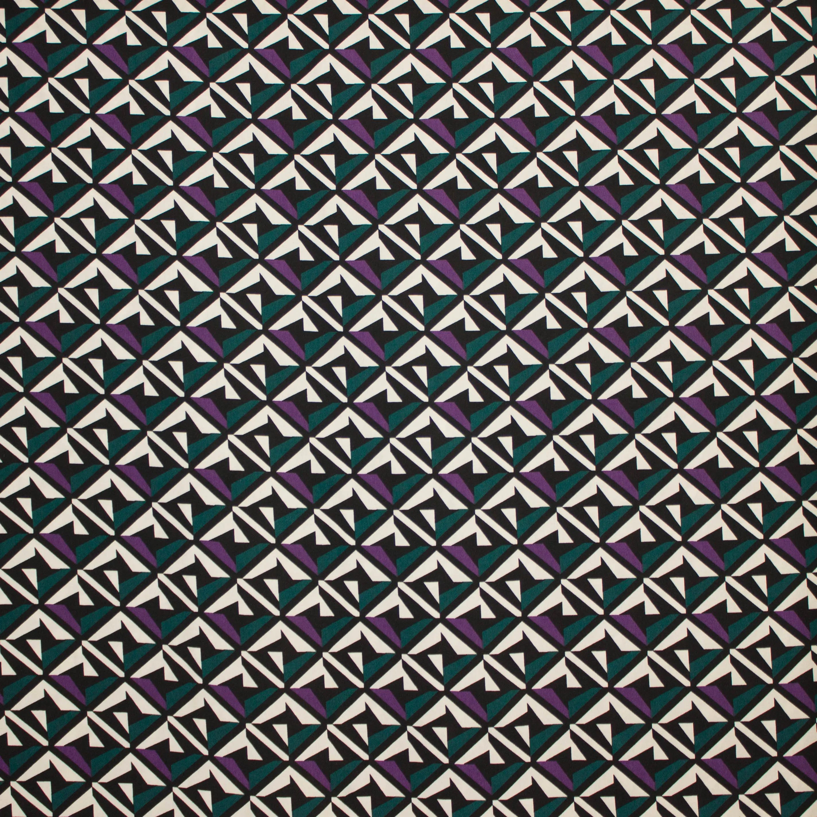 Viscose met paarsgroen geometrisch patroon - B*Trendy