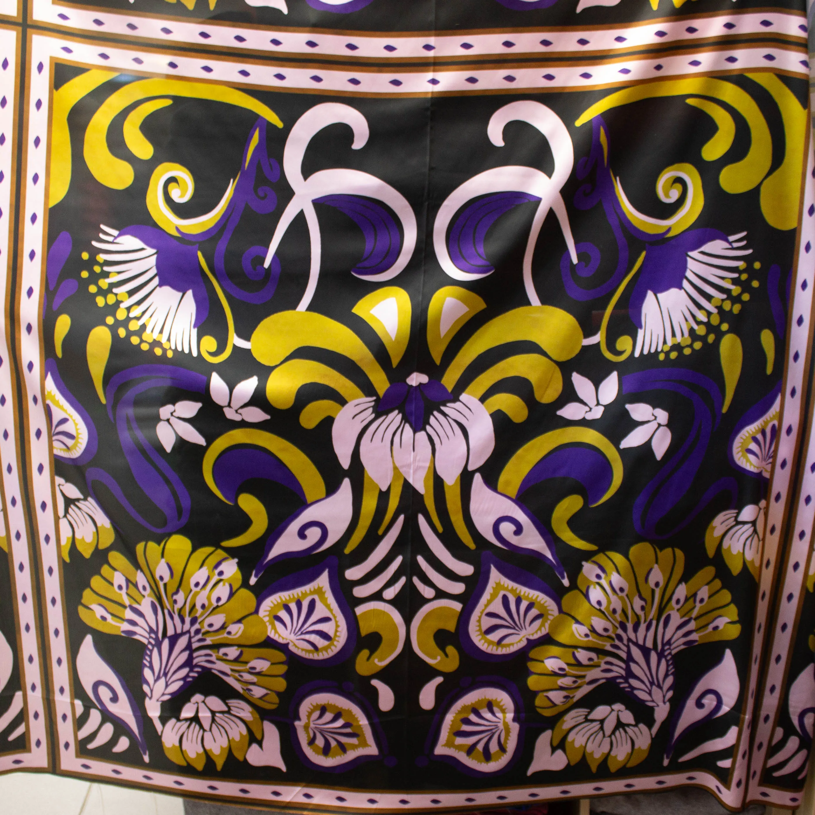 Satijn paneel zwart met abstracte bloemen/bladeren - Knipmode