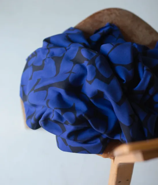 Viscose crêpe 'cobalt blue' met zwart patroon - Mind The Maker