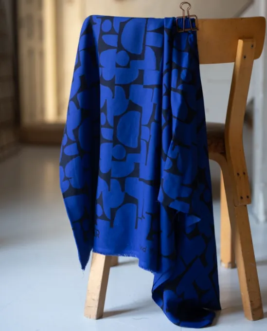 Viscose crêpe 'cobalt blue' met zwart patroon - Mind The Maker