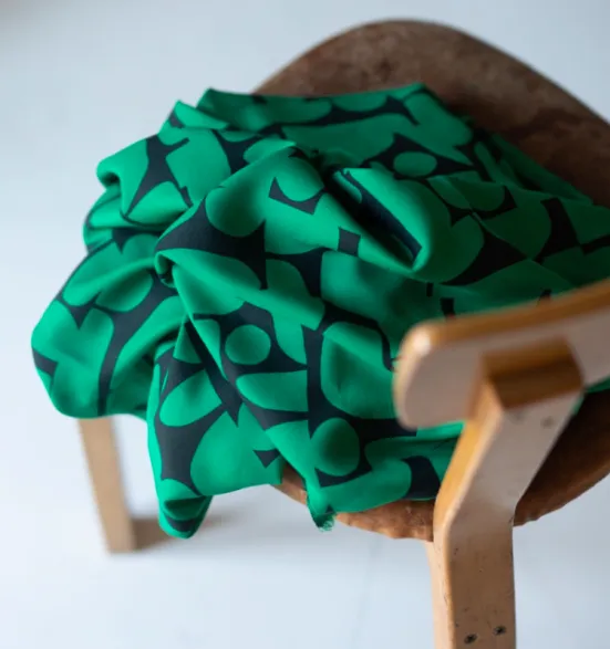 Viscose crêpe 'Jolly Green' met zwart patroon - Mind The Maker