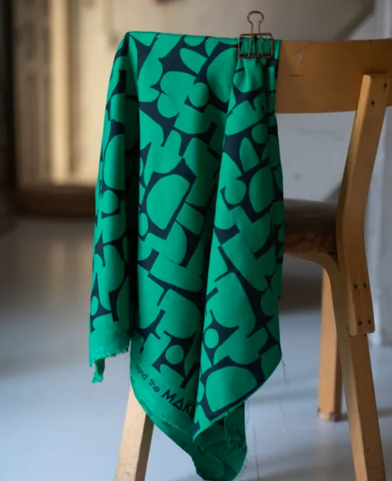 Viscose crêpe 'Jolly Green' met zwart patroon - Mind The Maker