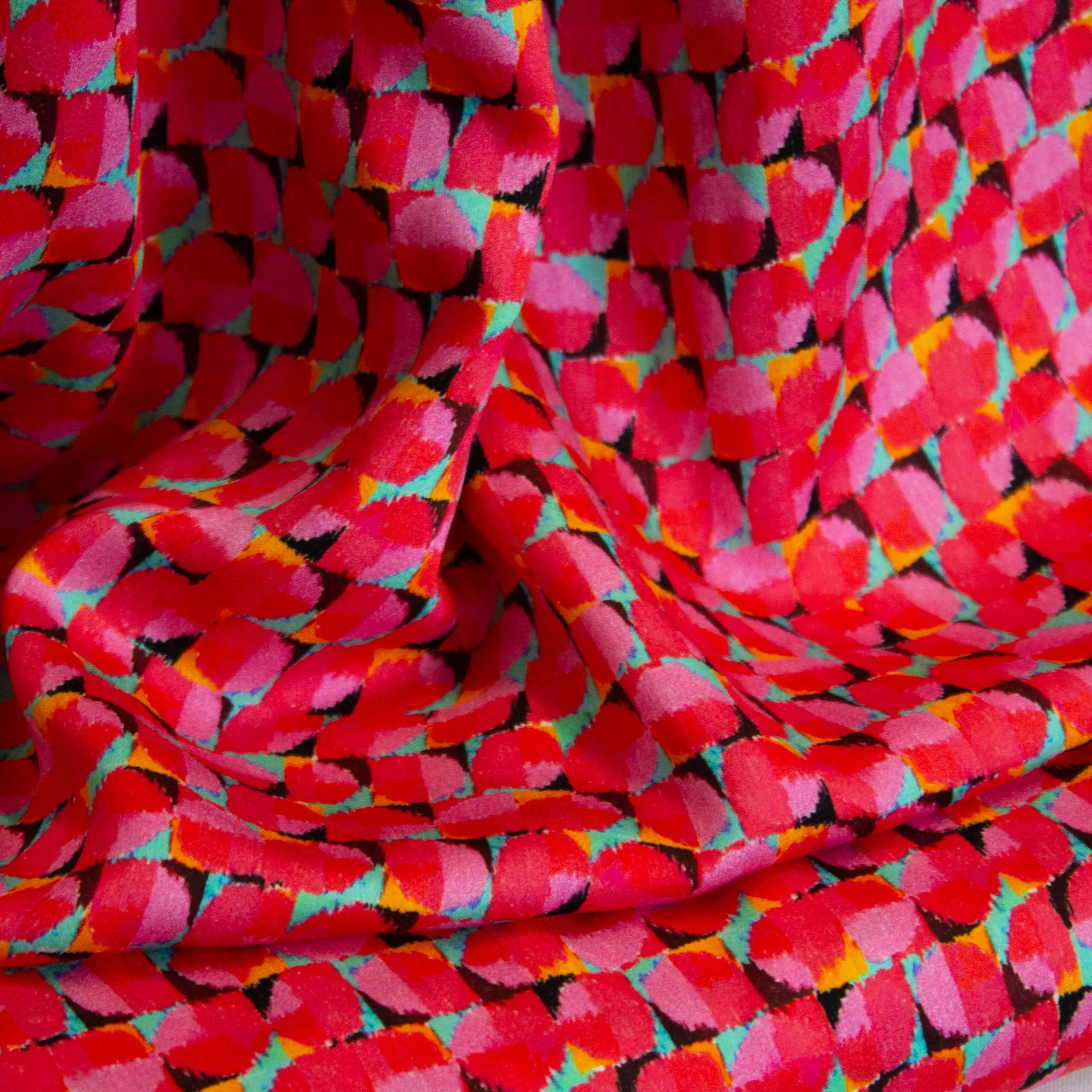 Viscose met rood en roze abstracte print - A La Ville