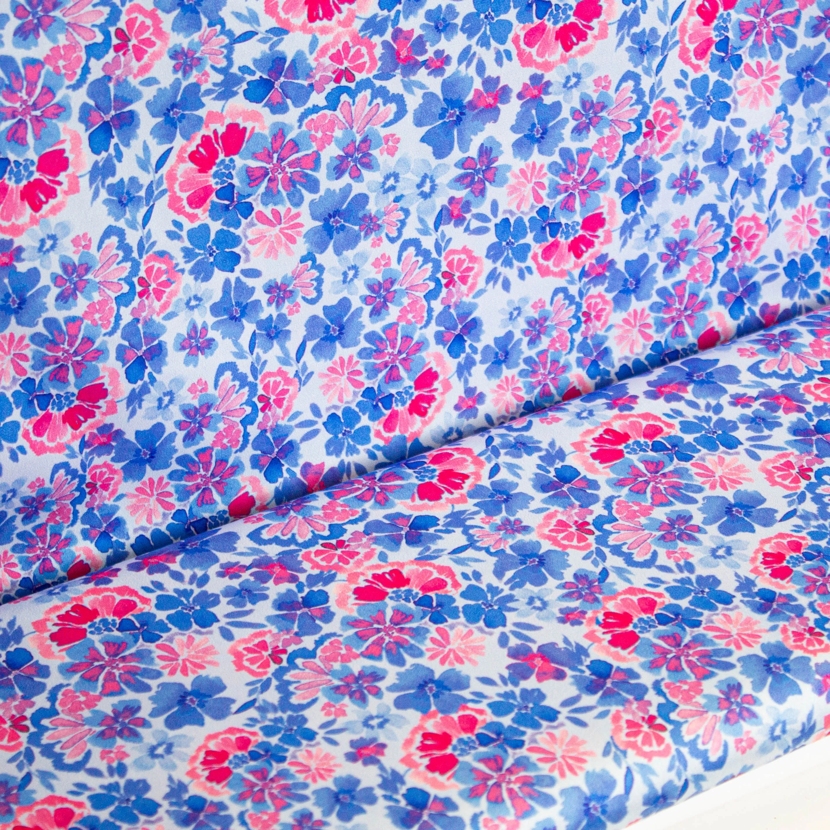 Satijn polyester met blauwe en roze bloemen - A La Ville