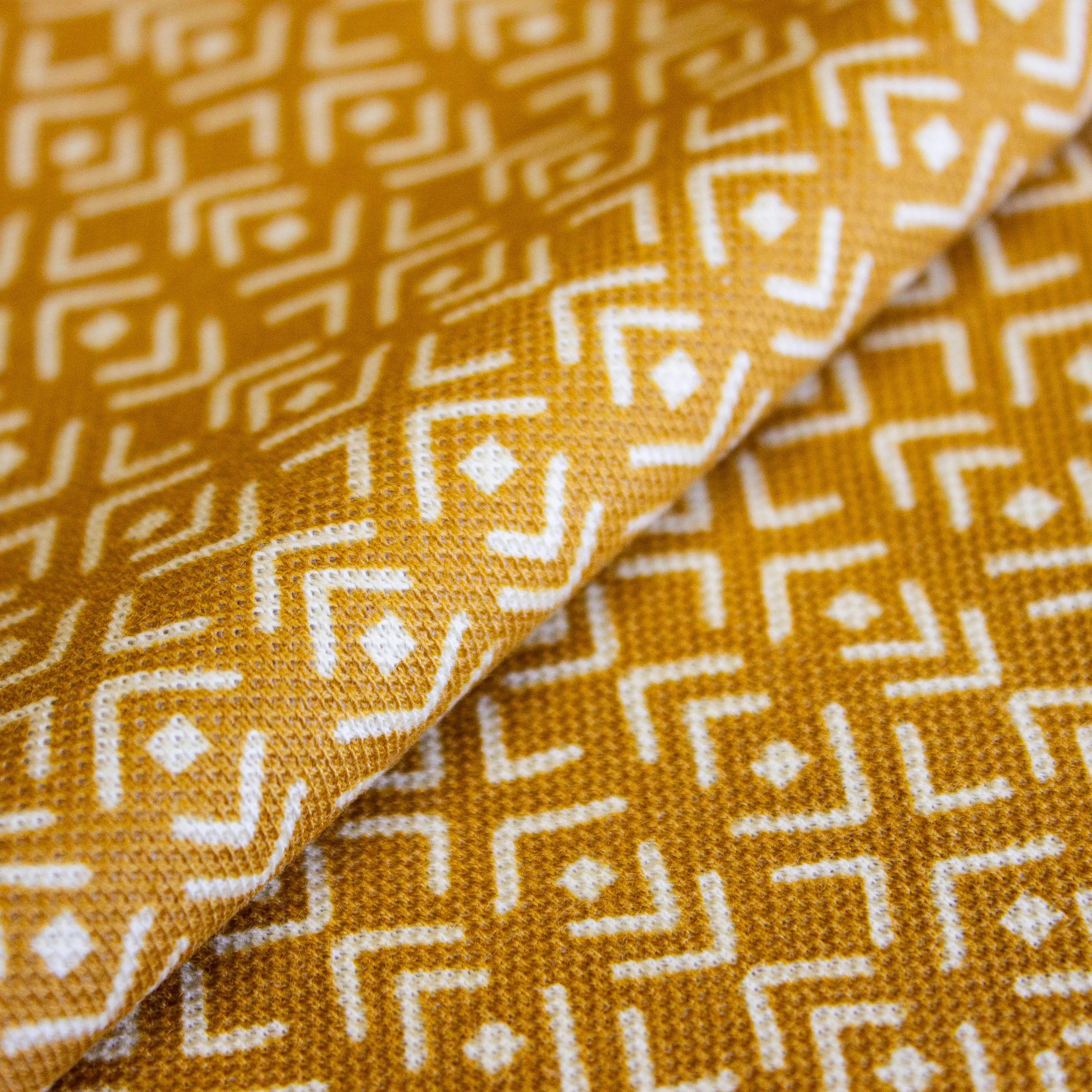 Polo tricot oker met abstract motief - Katia Fabrics