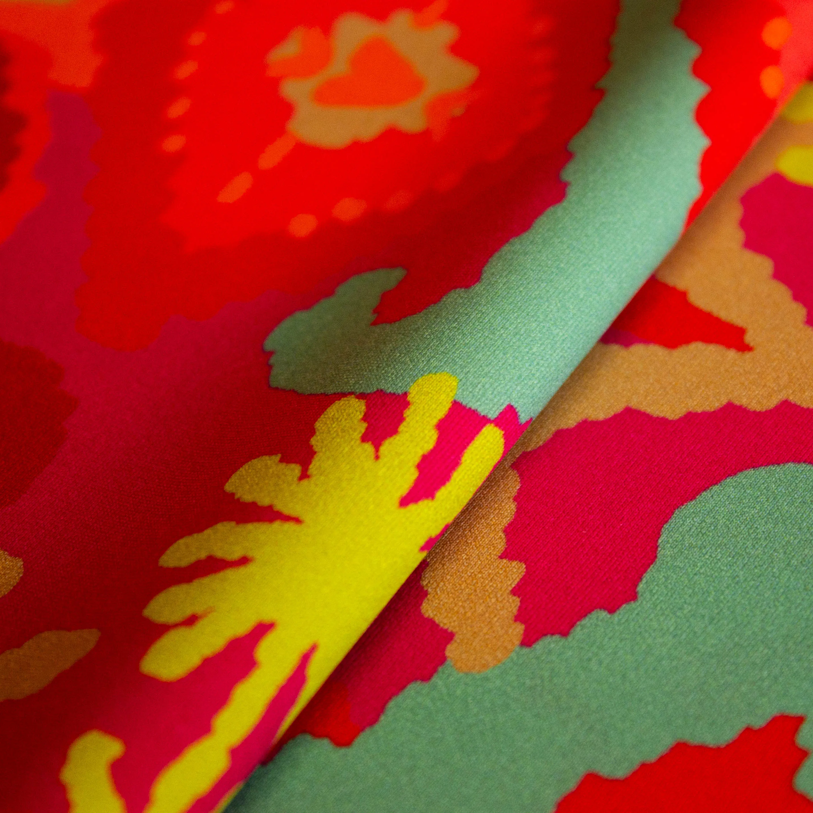 Polyamide tricot fushia met kleurrijk patroon - Katria - Katia Fabrics