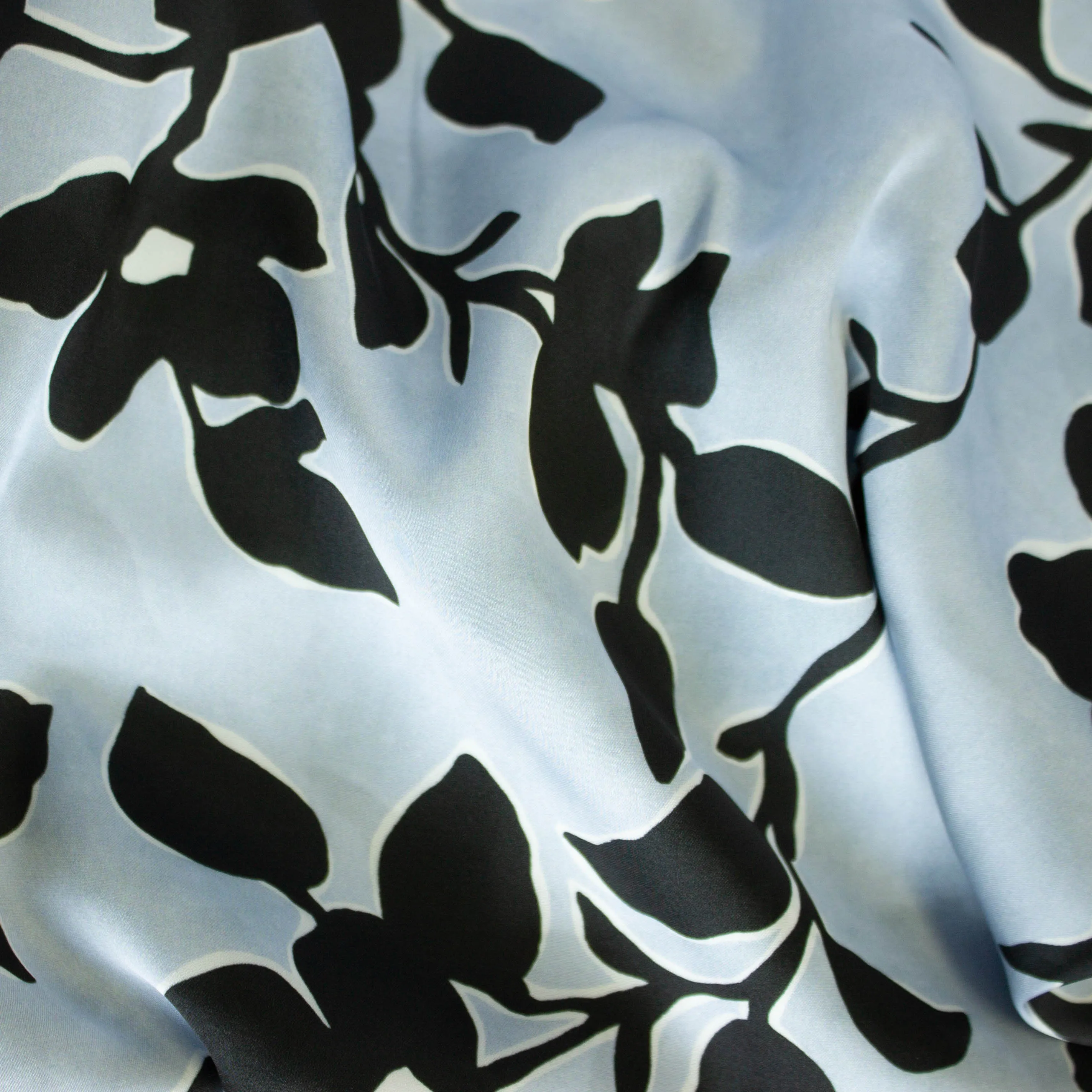 Polyester satijn blauw met bloemen - Knipmode