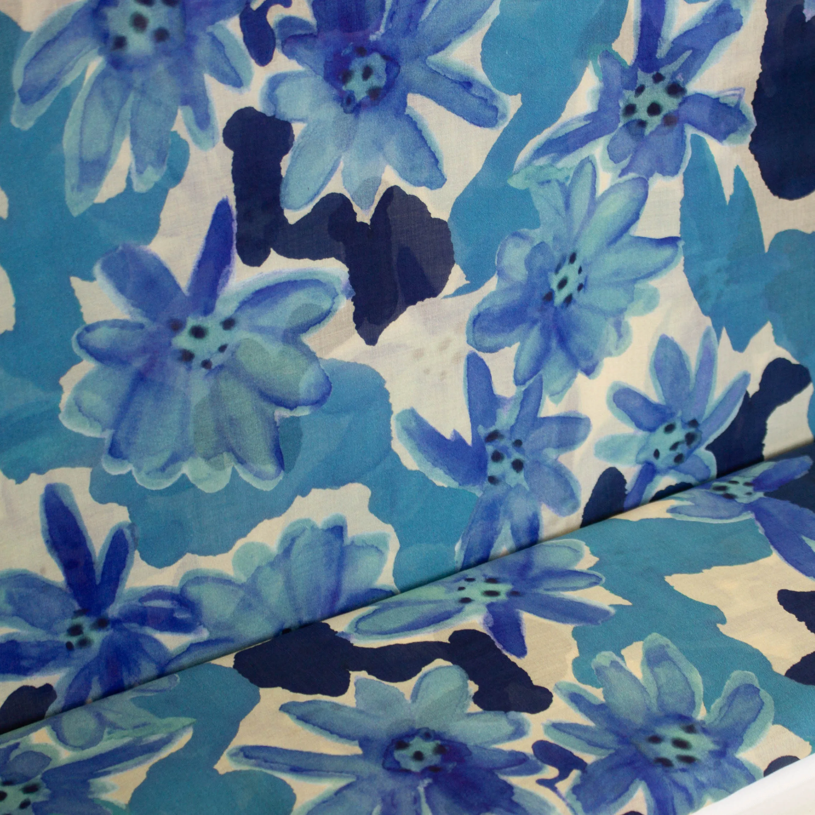 Katoen doorschijnend met blauwe bloemen - A La Ville
