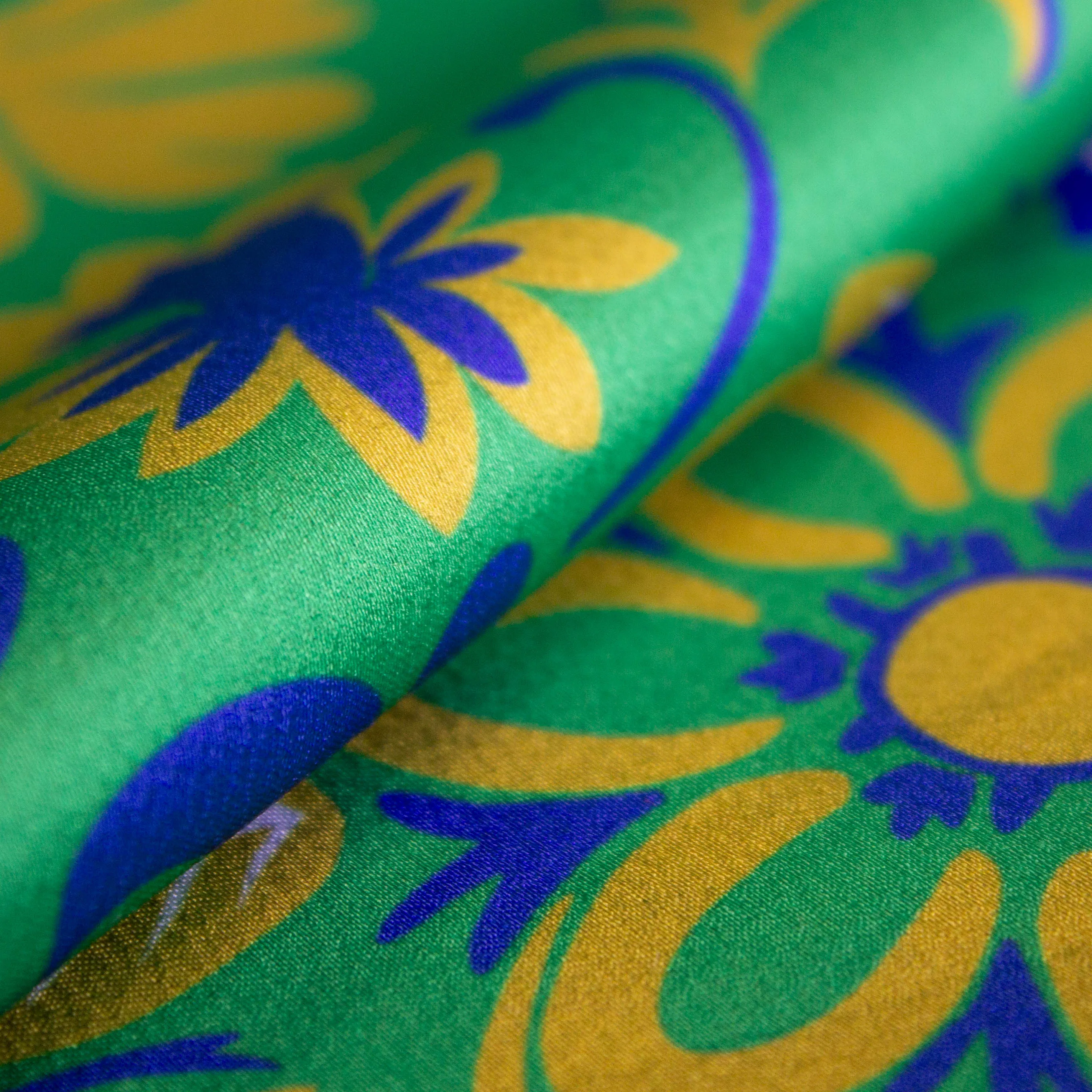 Crêpe groen met bloemen - Knipmode