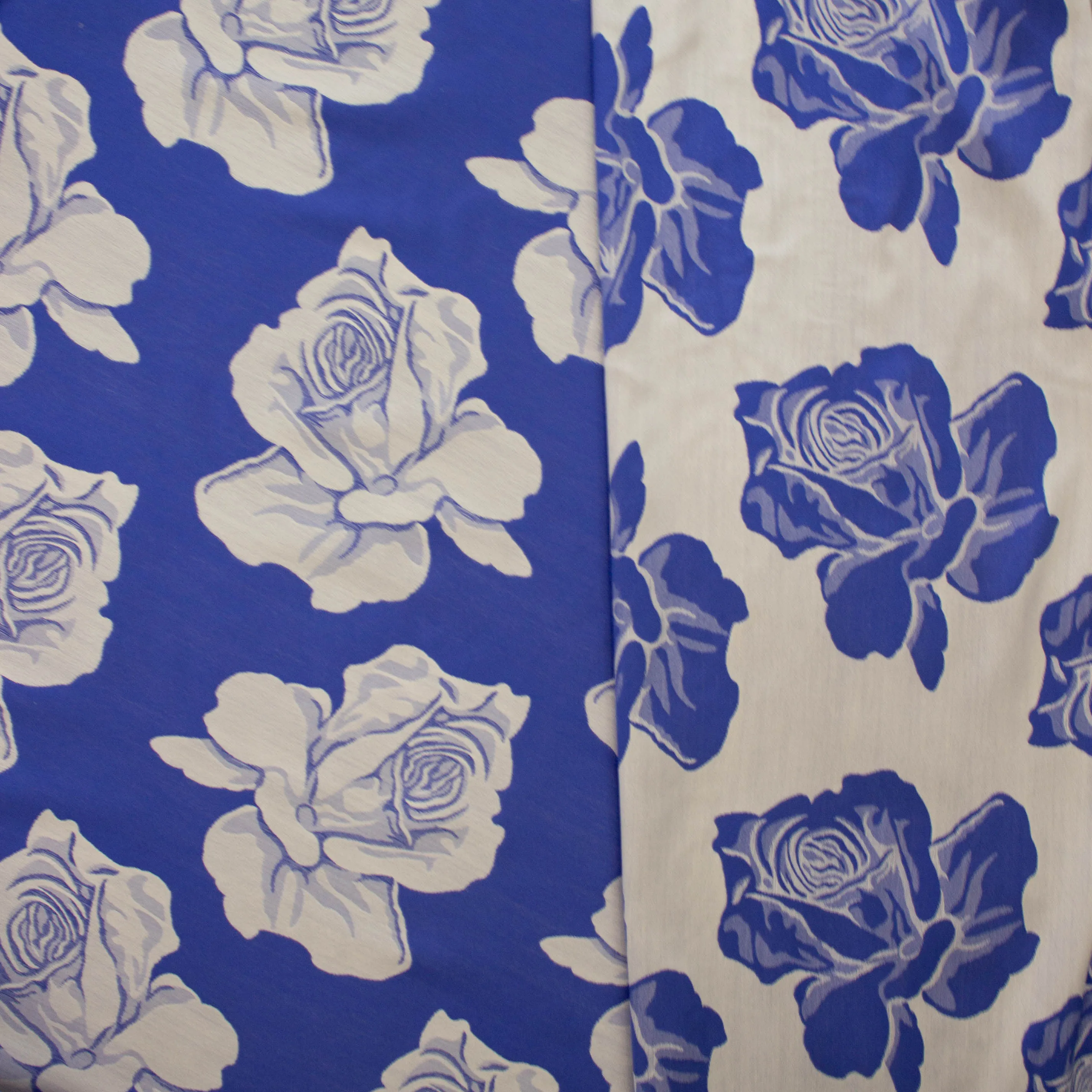 Zijde jacquard blauw dubbelzijdig met grote rozen - Lorré