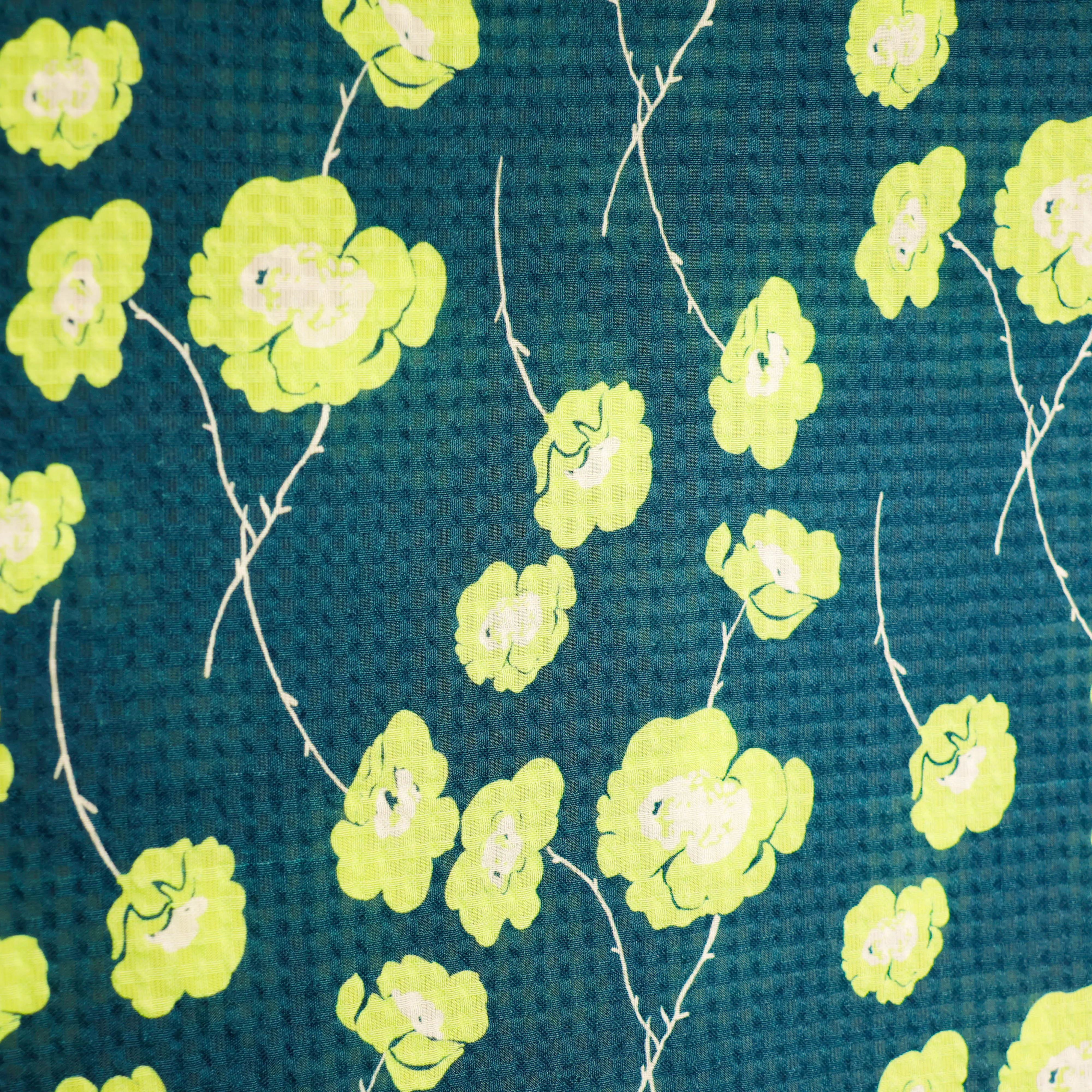 Crêpe donkergroen met lichtgroene bloemen - A La Ville