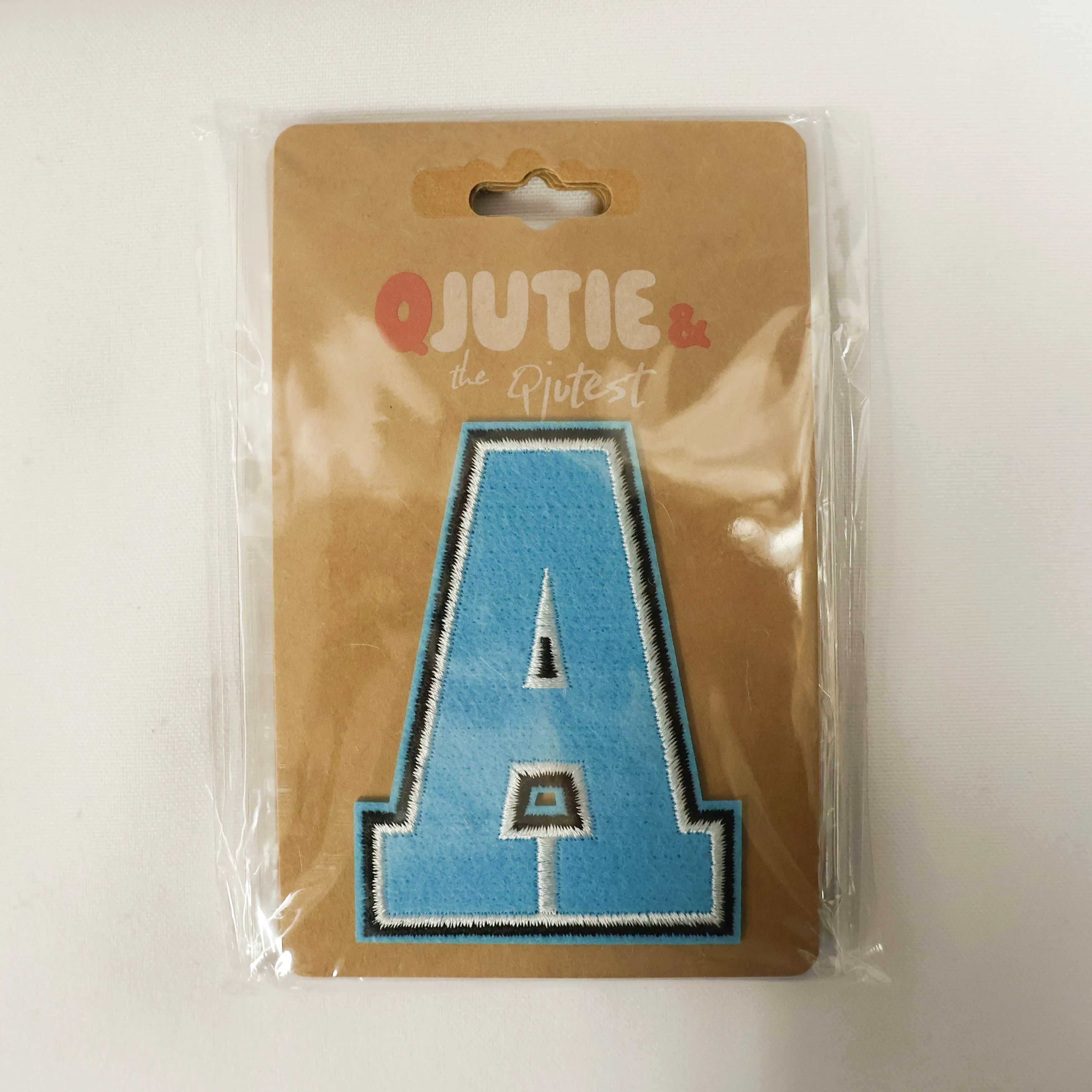 Applicatie blauwe letter 'A' - Qjutie & the Qjutest
